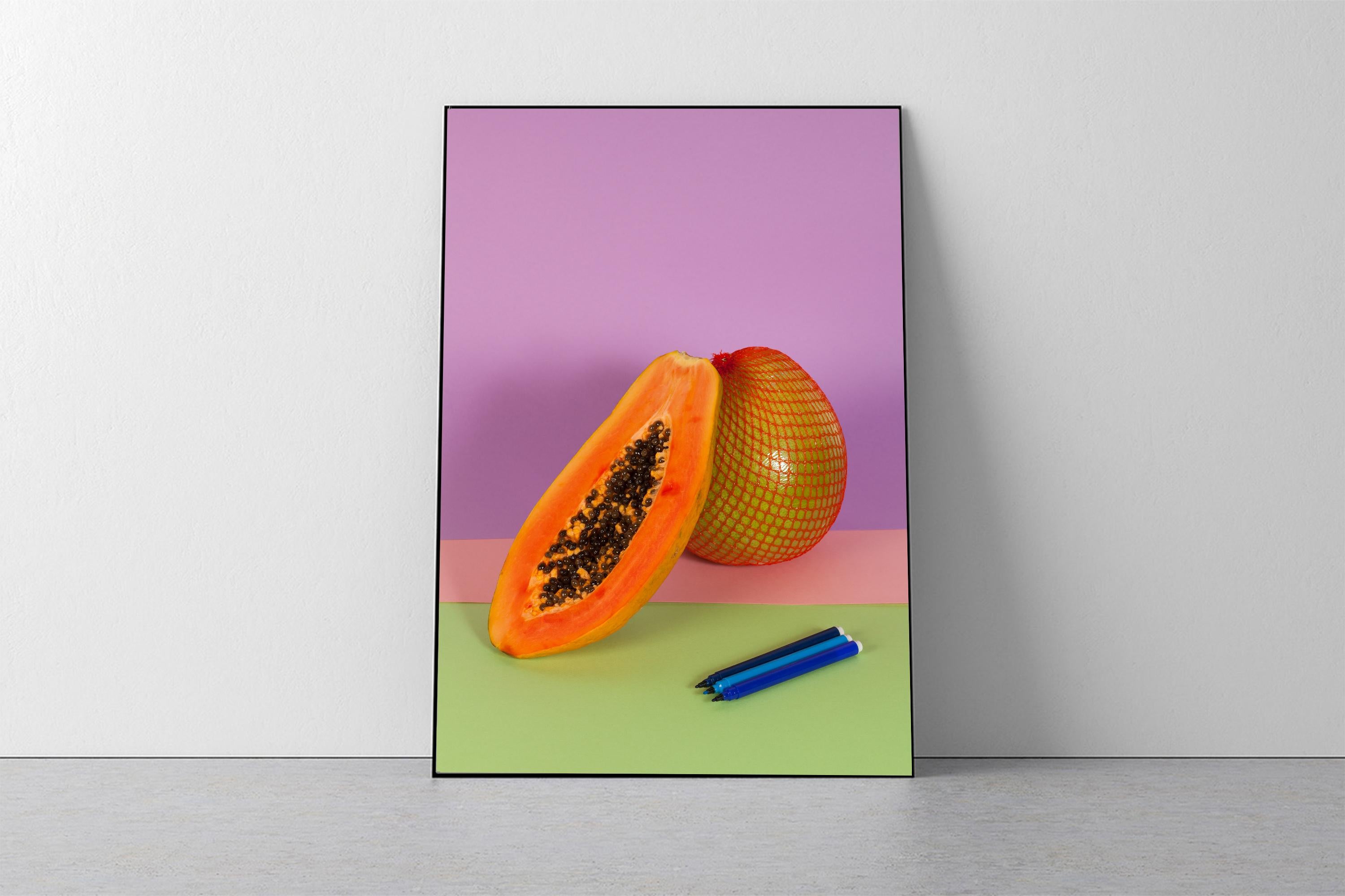 Papaye orange brûlée, Nature morte contemporaine, Fruits tropicaux, Fruits exotiques - Orange Color Photograph par Ryan Rivadeneyra
