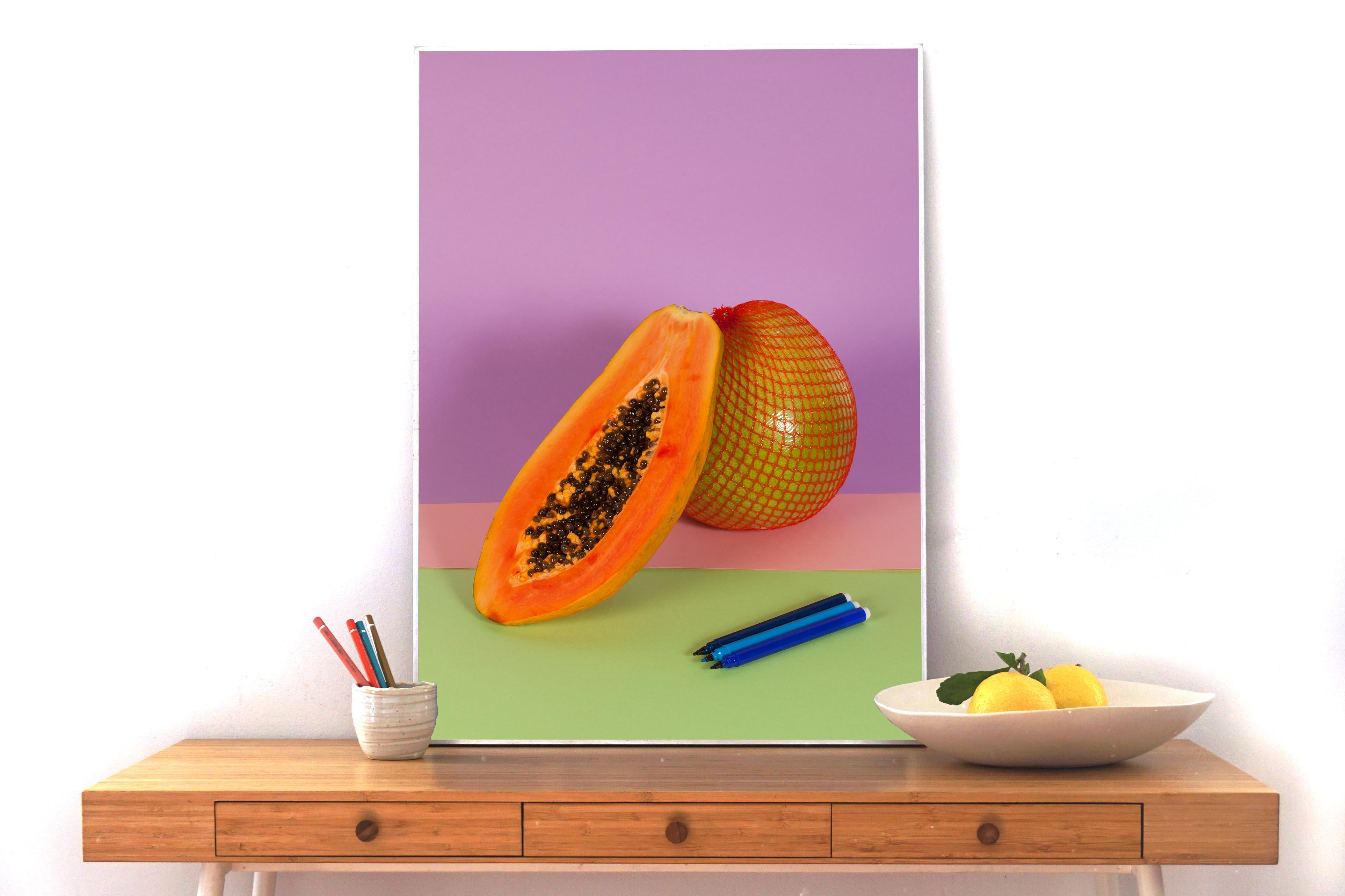 Gebrannte Orange Papaya, Contemporary Still Life, Tropische Früchte, Exotische Früchte    – Photograph von Ryan Rivadeneyra
