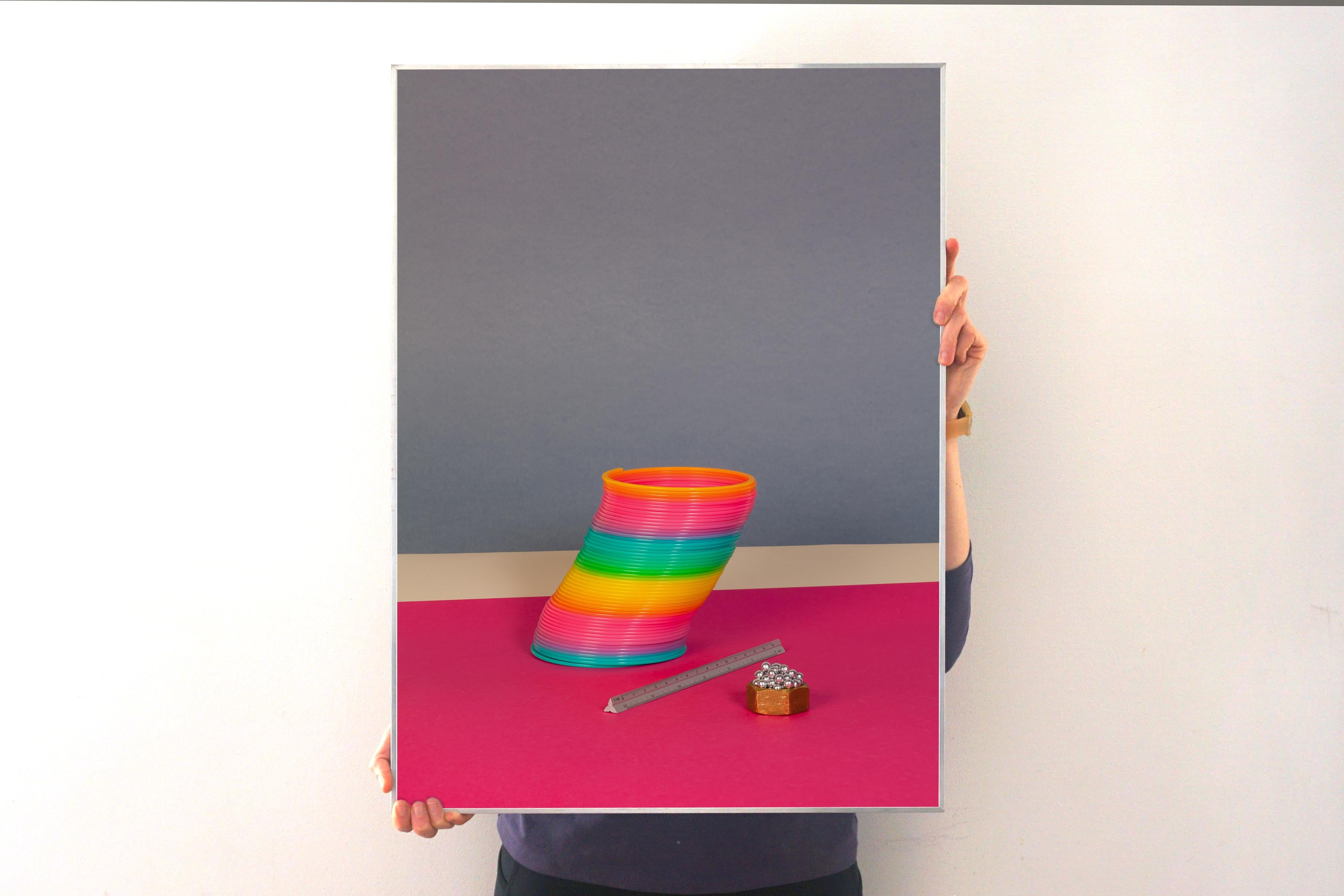 Zeitgenössischer Naif-Stillleben-Spielplatz, Gicle-Druck, magentafarben und grau Regency  (Pink), Interior Print, von Ryan Rivadeneyra