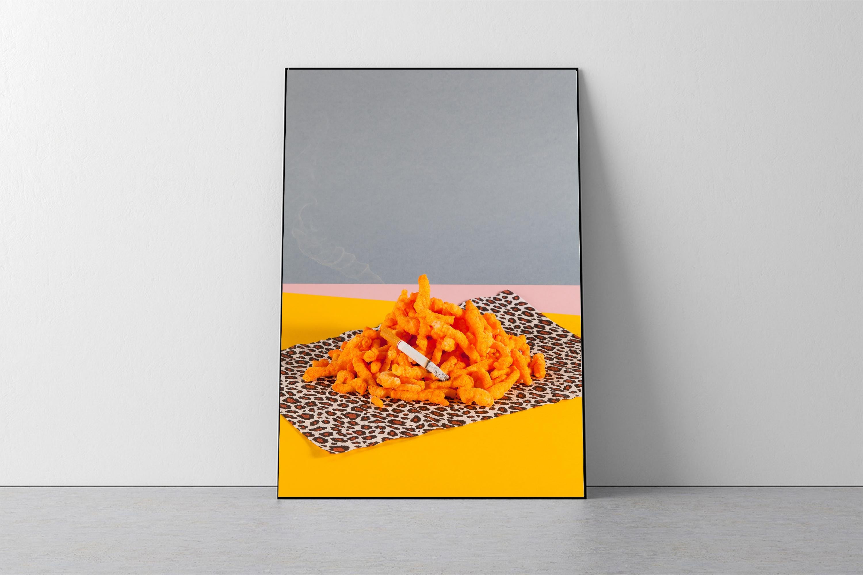 Moderner Druck von „Stillleben für Fast Food“  Lebensmittelszene mit Tiermuster  Textur und Textur des Spiegels – Print von Ryan Rivadeneyra