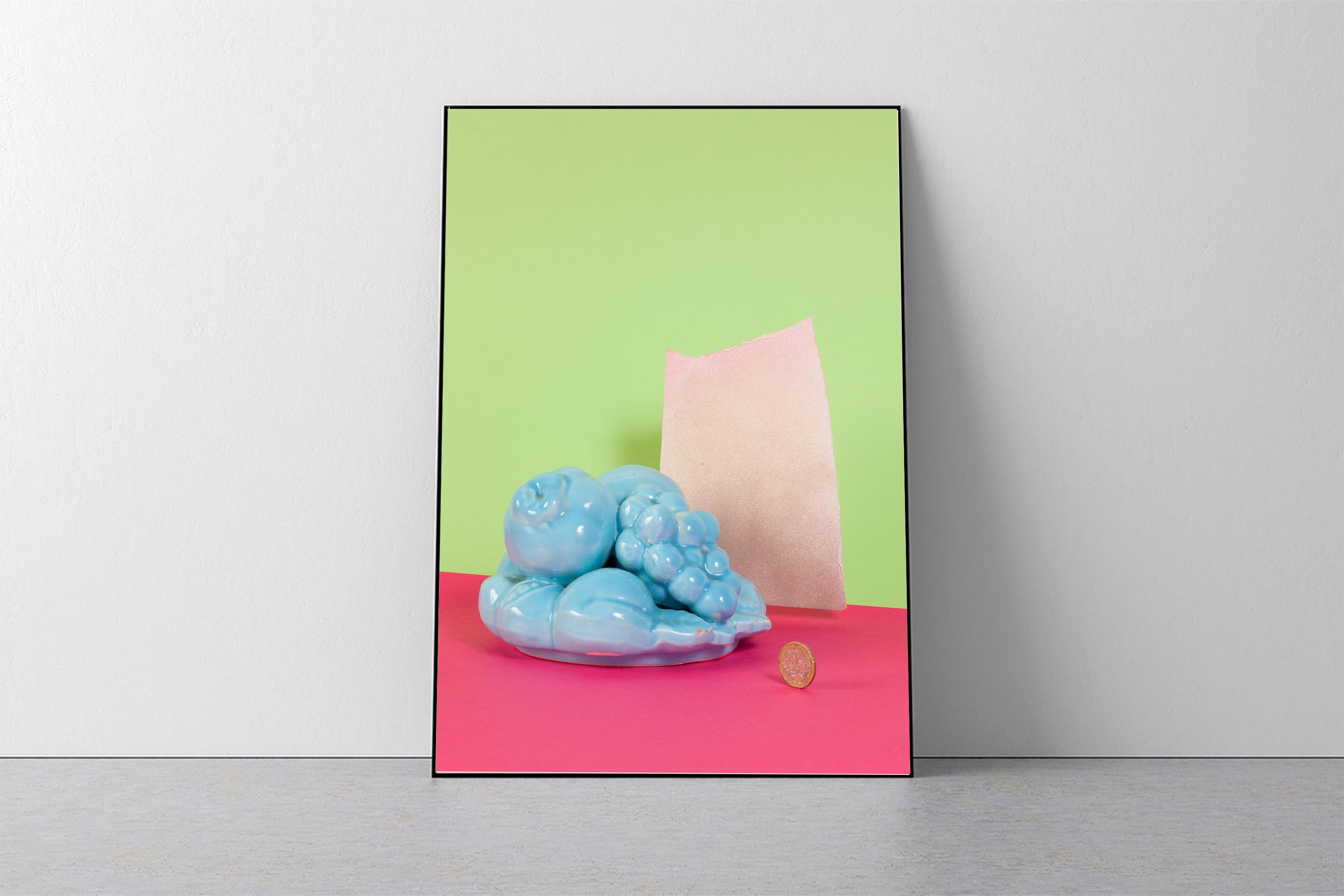 Sexy Miami Futuristisches, zeitgenössisches Stillleben Foto, Limonengrün und Neon 2013 (Grün), Still-Life Photograph, von Ryan Rivadeneyra