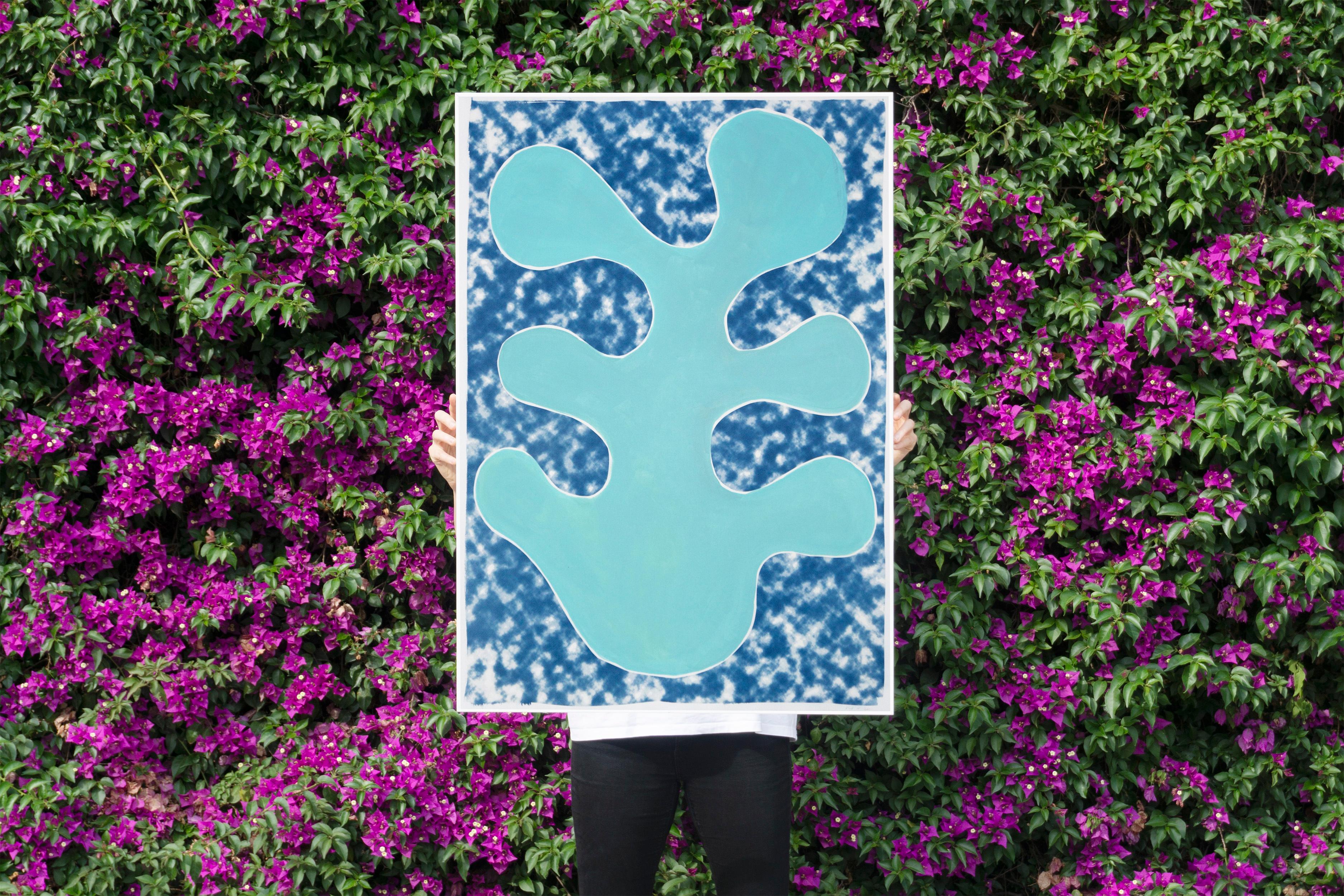 Il s'agit d'une pièce mixte unique : une forme botanique abstraite colorée, peinte à la main, sur un fond de cyanotype d'une texture nuageuse, ce qui lui donne un aspect géométrique moderne et abstrait qui conviendra parfaitement aux maisons et aux