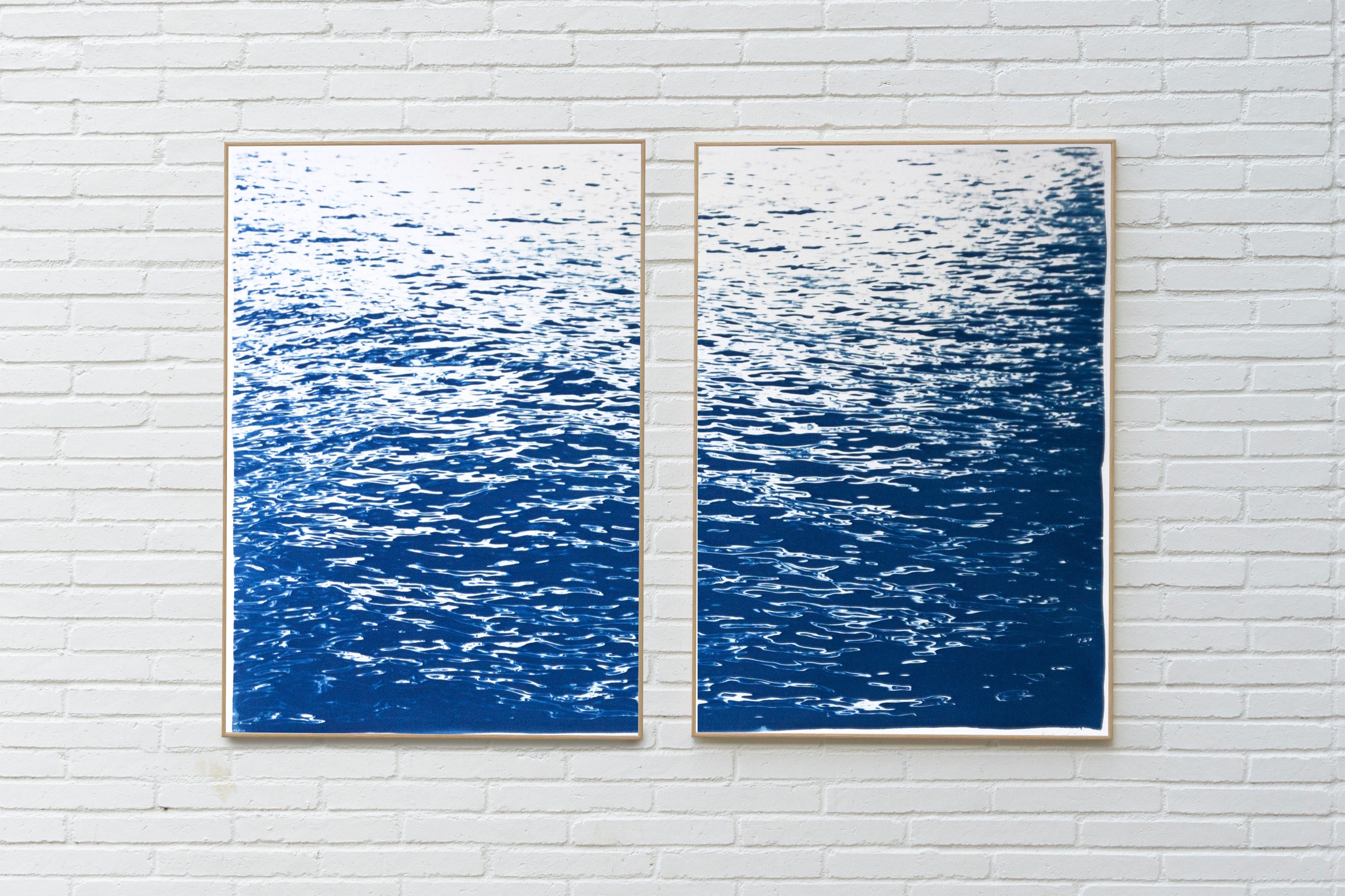 Grand diptyque abstrait de paysage marin en daim bas, cyanotype nautique, bleu classique   - Photograph de Kind of Cyan