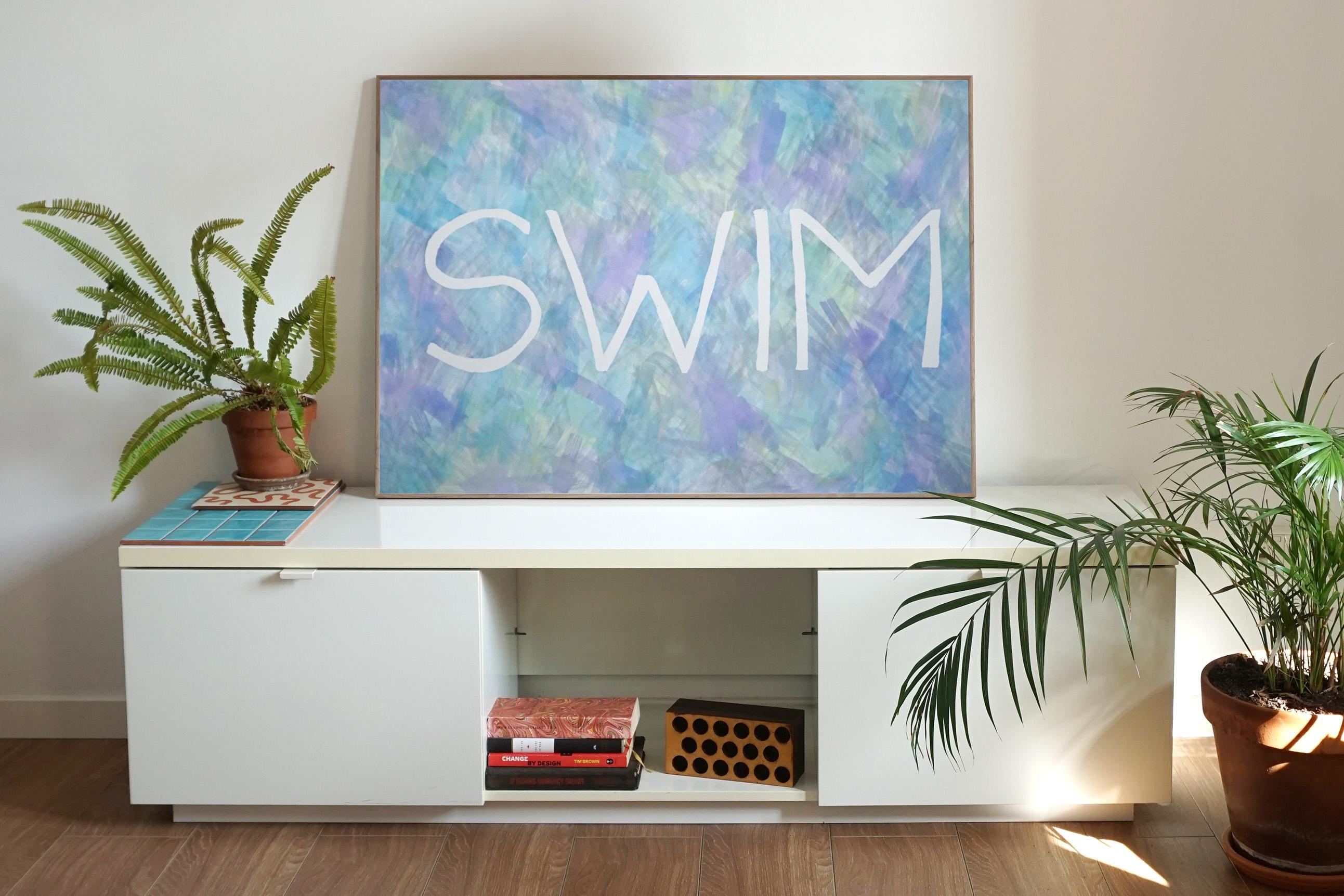Swim, Sommersüßes Gemälde auf Papier, Pastellfarbene Typografie in Lila, Wortkunst im Angebot 1