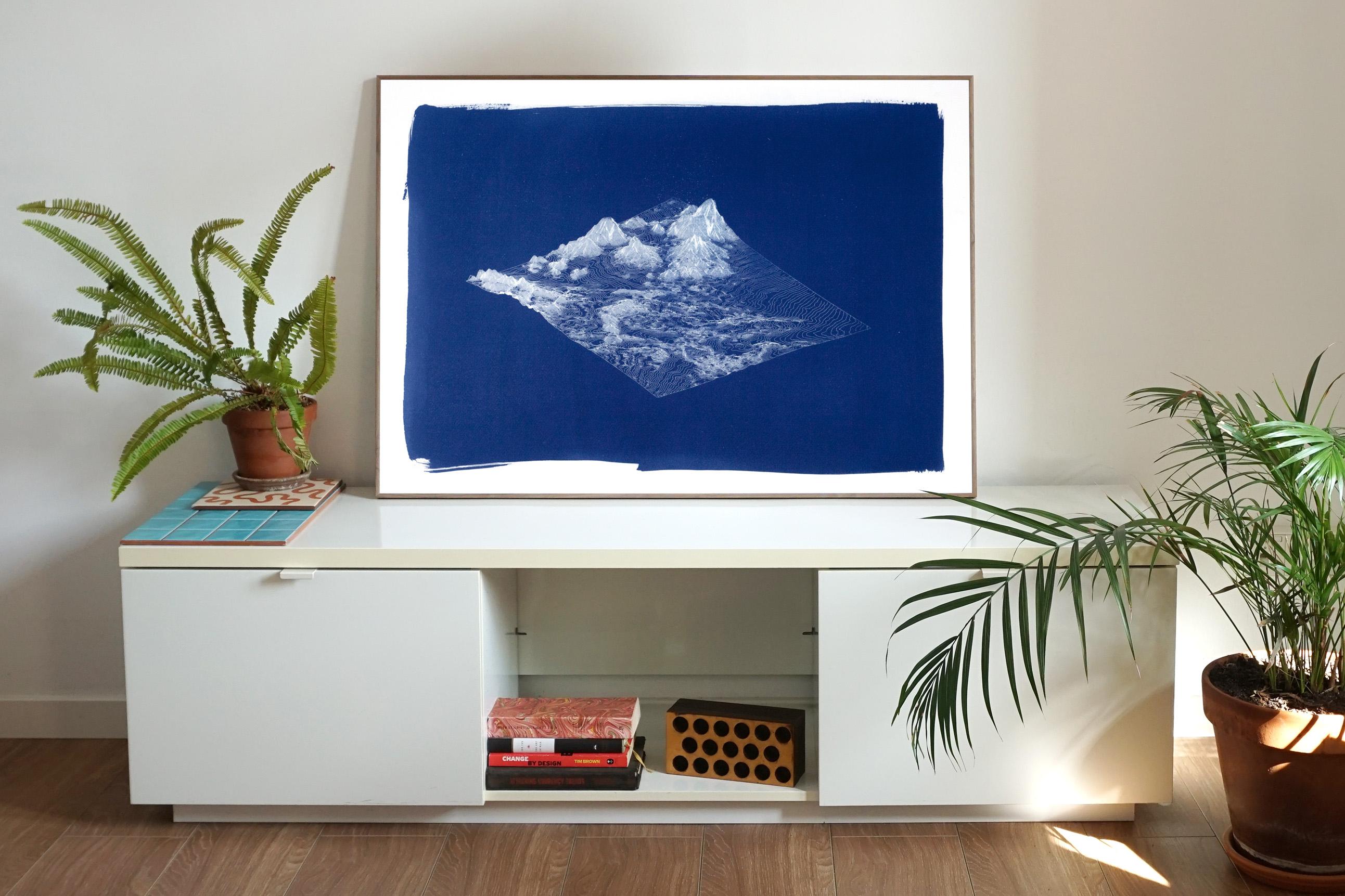 Rendu 3D - Paysage de montagne en 3D, cyanotype fait à la main dans des tons bleu profond, minimaliste  - Contemporain Art par Kind of Cyan