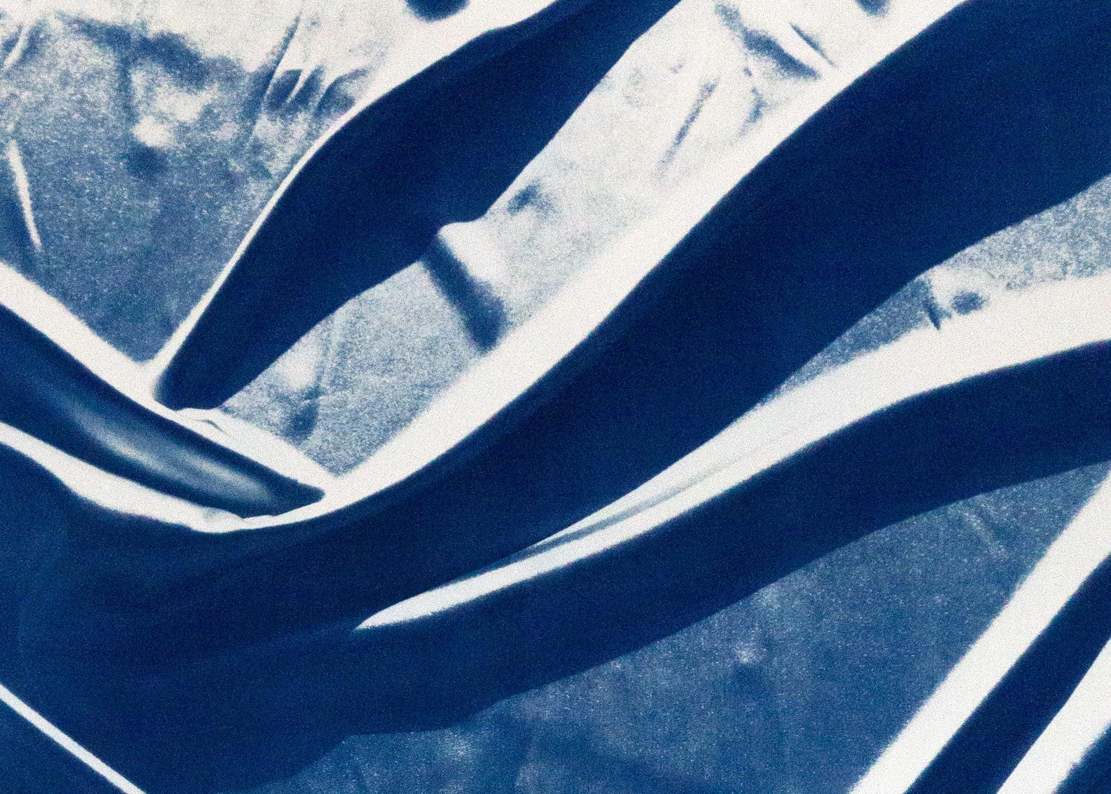 Klassische klassische blaue Muster, handgefertigter Cyanotyp, abstrakter rauchfarbener Seidenstoff auf Papier (Abstrakt), Print, von Kind of Cyan