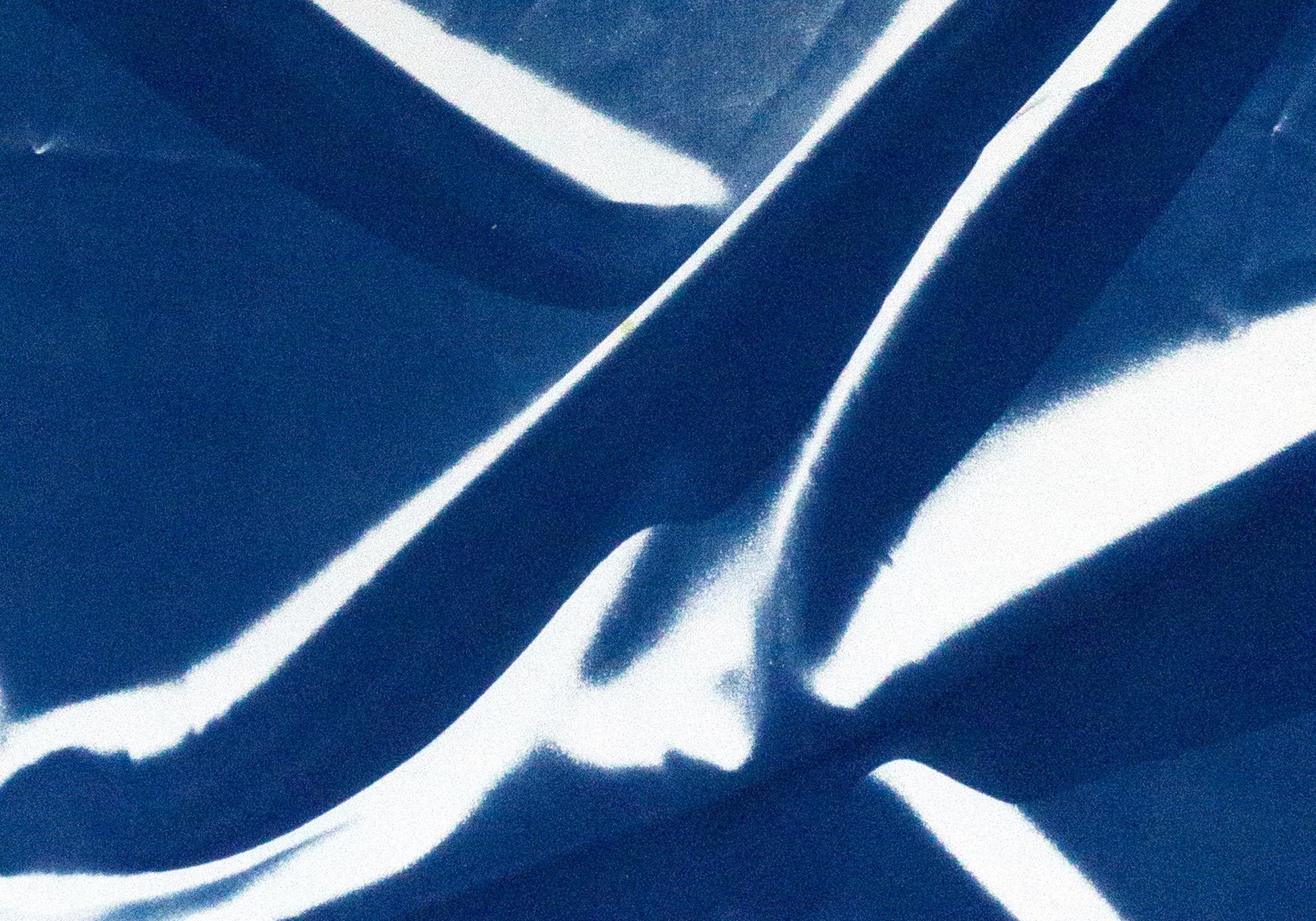 Klassische klassische blaue Muster, handgefertigter Cyanotyp, abstrakter rauchfarbener Seidenstoff auf Papier (Blau), Abstract Print, von Kind of Cyan