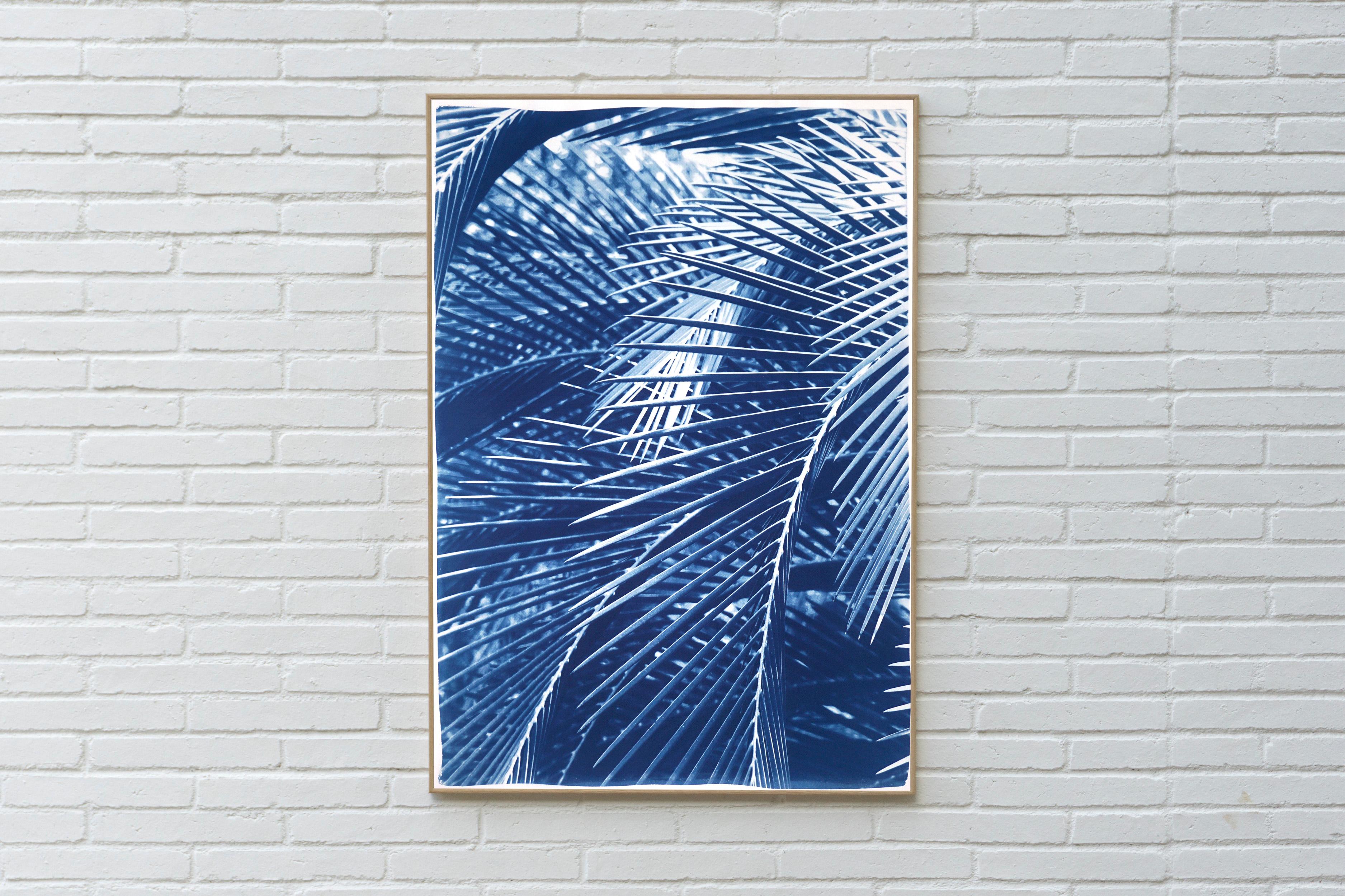 Majesty Palm Muster, Blaues Stillleben, tropische botanische Cyanotypie, handgefertigt (Realismus), Art, von Kind of Cyan