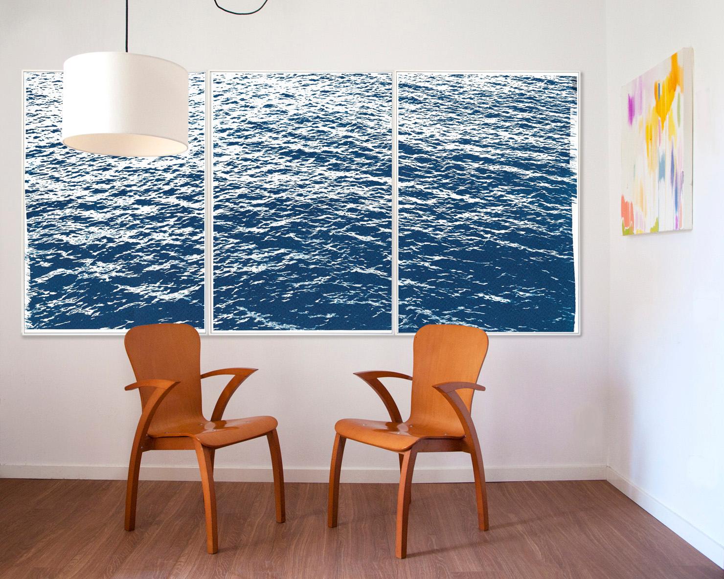 Leuchtende Meereslandschaft in Capri, nautische Cyanotypie-D Triptychon, Mittelmeerblaue Wellen – Art von Kind of Cyan
