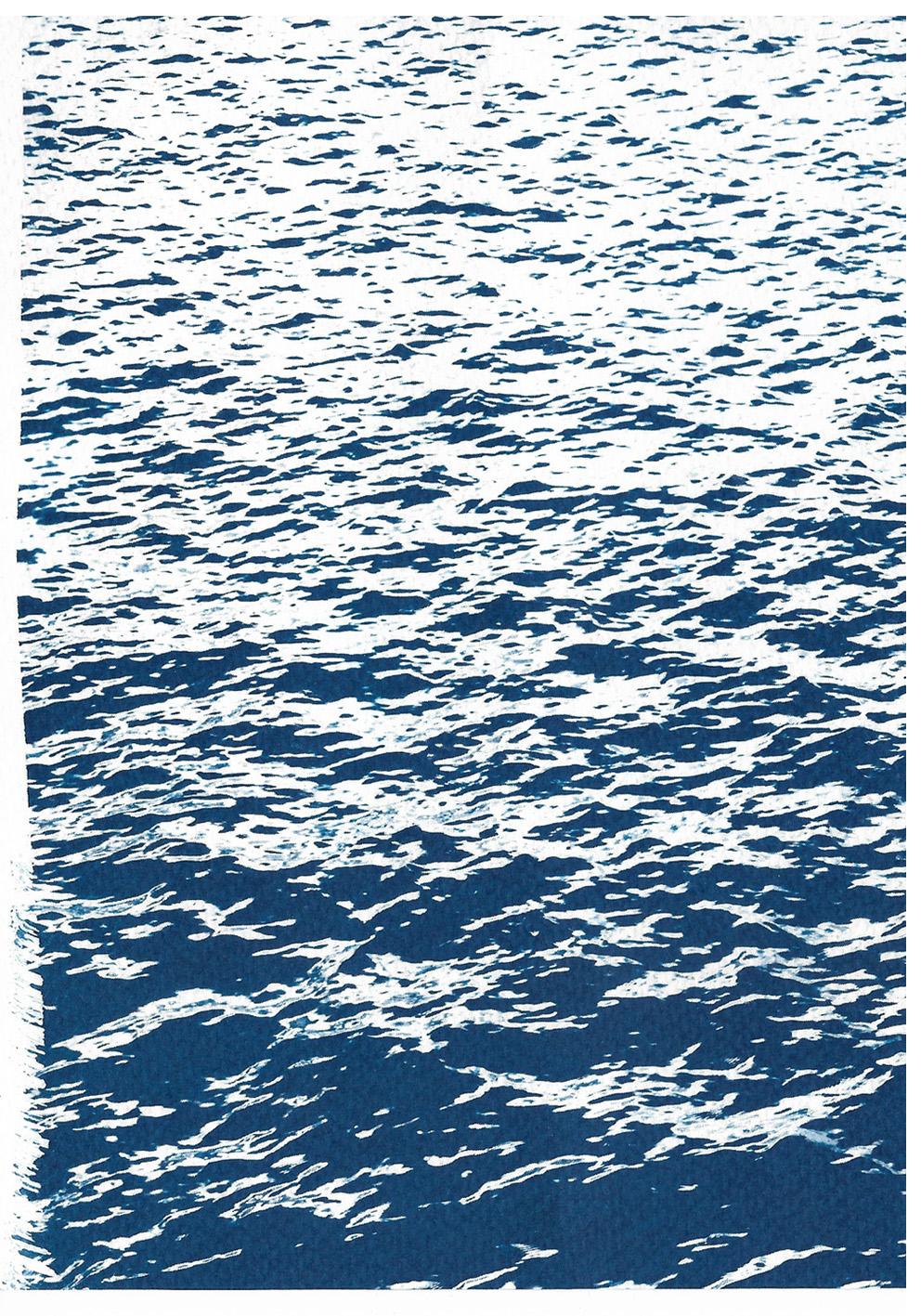 Leuchtende Meereslandschaft in Capri, nautische Cyanotypie-D Triptychon, Mittelmeerblaue Wellen (Blau), Landscape Art, von Kind of Cyan