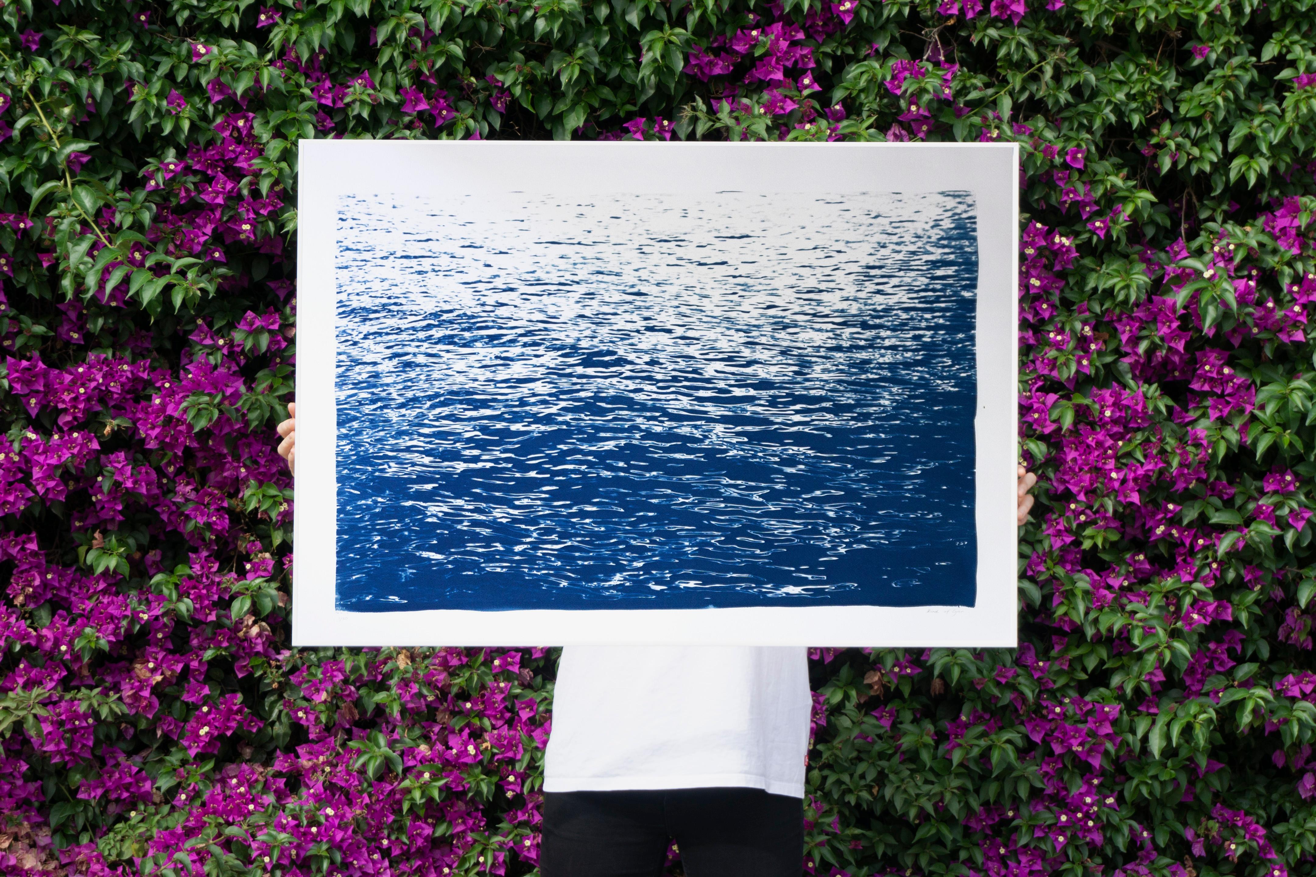 Des gouttes de mer en bleu Calming Sea Ripples, peinture nautique à la main, mer Méditerranée - Géométrique abstrait Art par Kind of Cyan