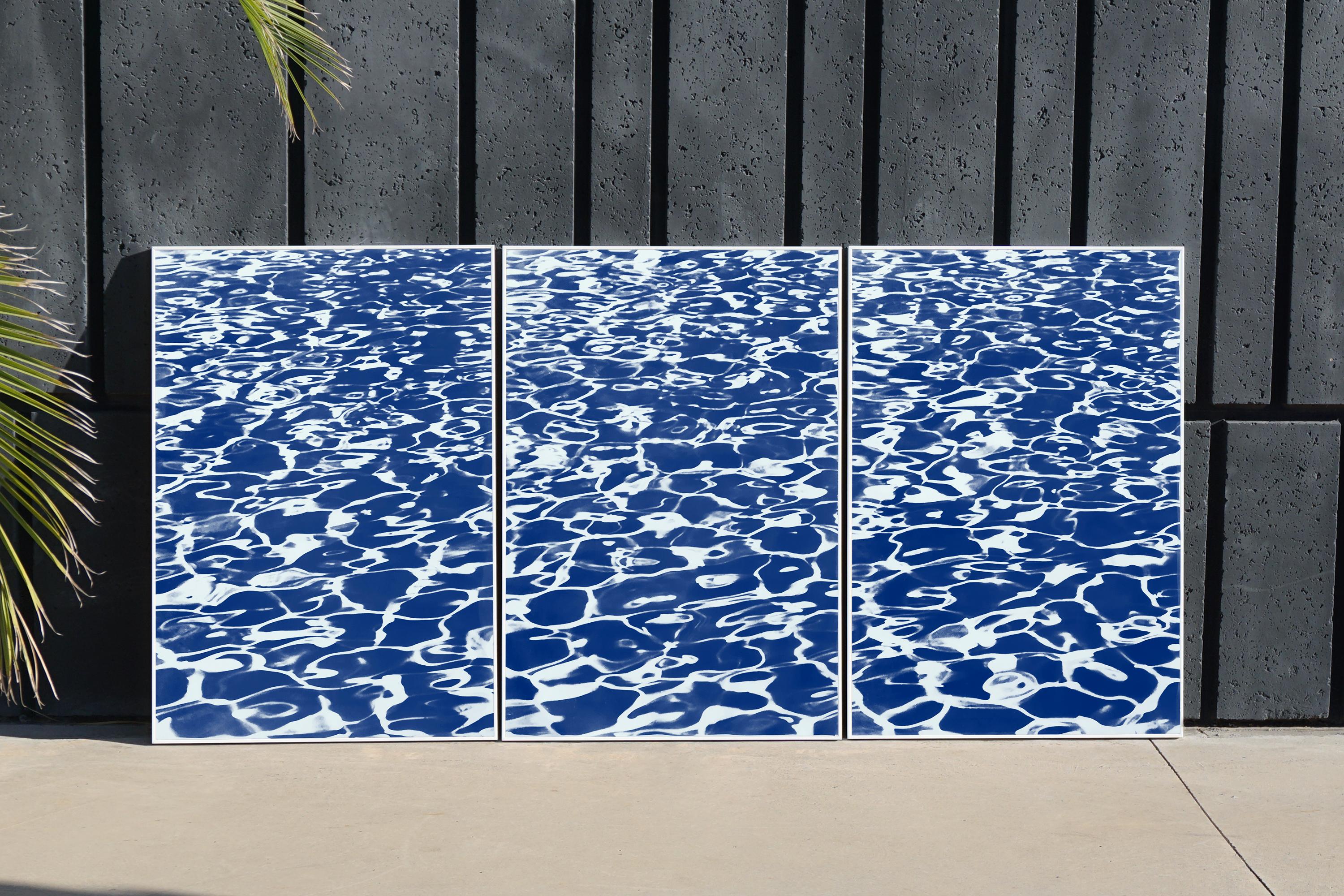 Großes dreiteiliges Triptychon mit kalifornischen Poolmustern, handgedruckt, Cyanotype, Sommerstil – Print von Kind of Cyan