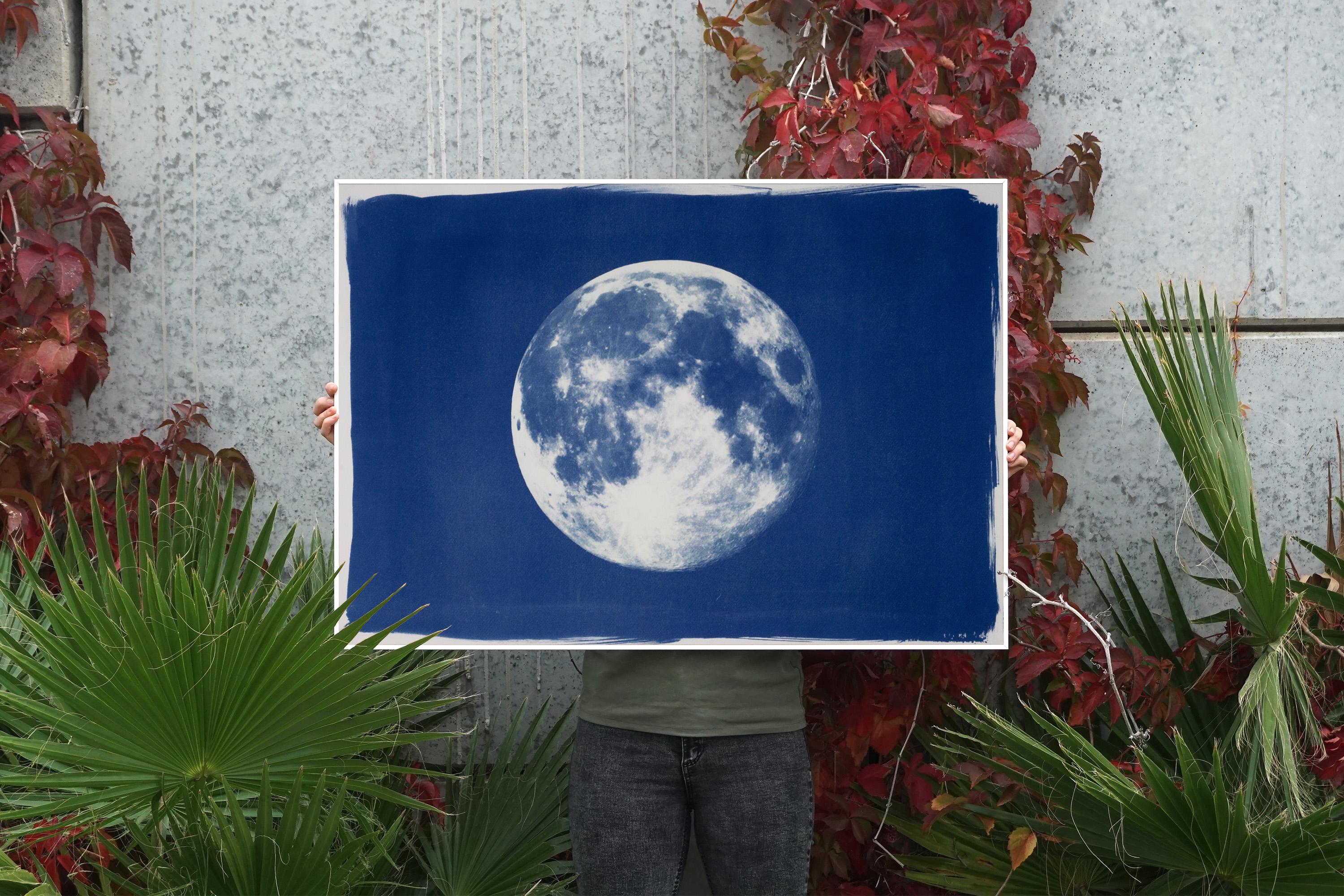Full Blue Moon, cyanotype fait à la main sur papier aquarelle, Cosmos, espace bleu profond - Réalisme Art par Kind of Cyan