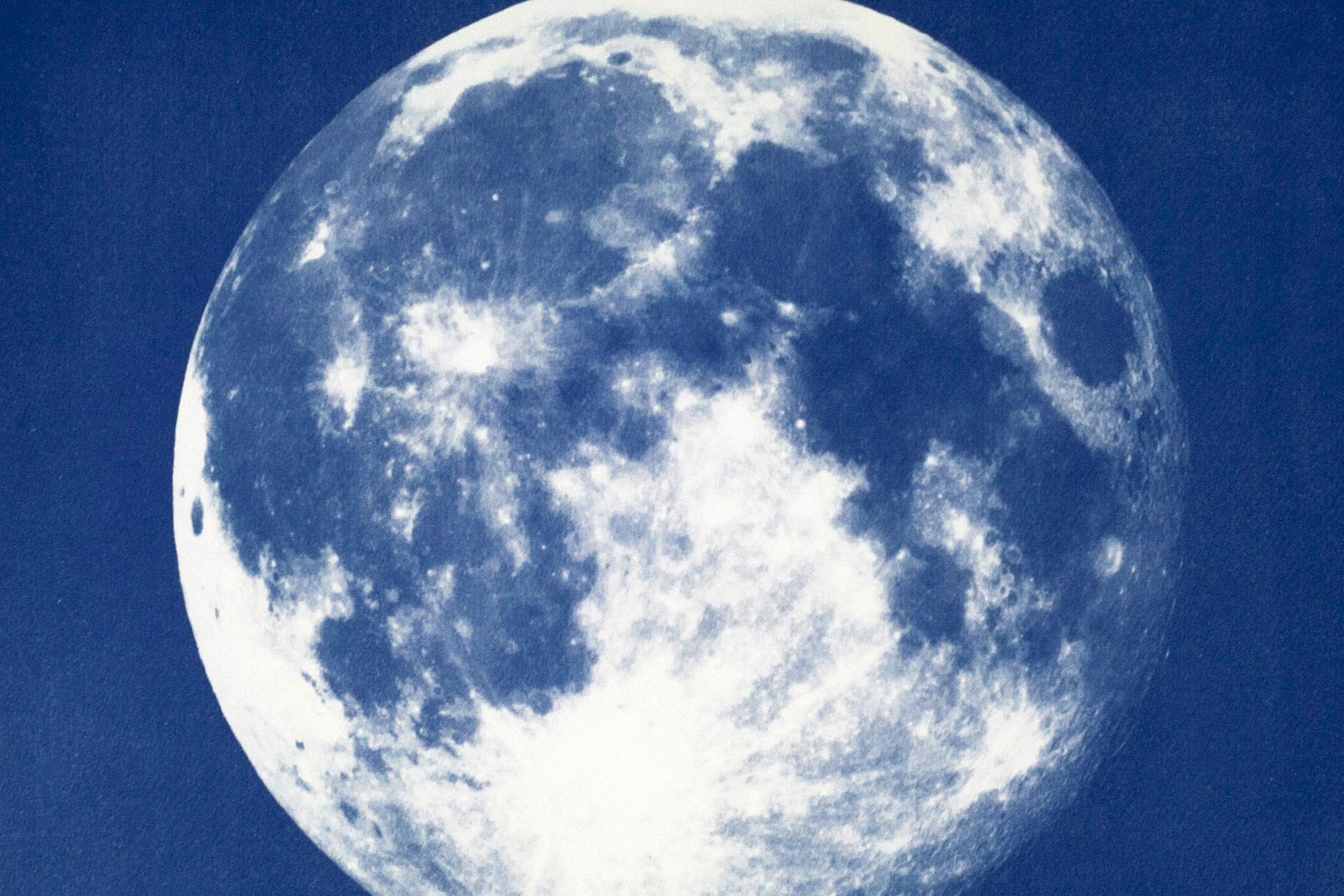 Full Blue Moon, cyanotype fait à la main sur papier aquarelle, Cosmos, espace bleu profond - Bleu Still-Life par Kind of Cyan