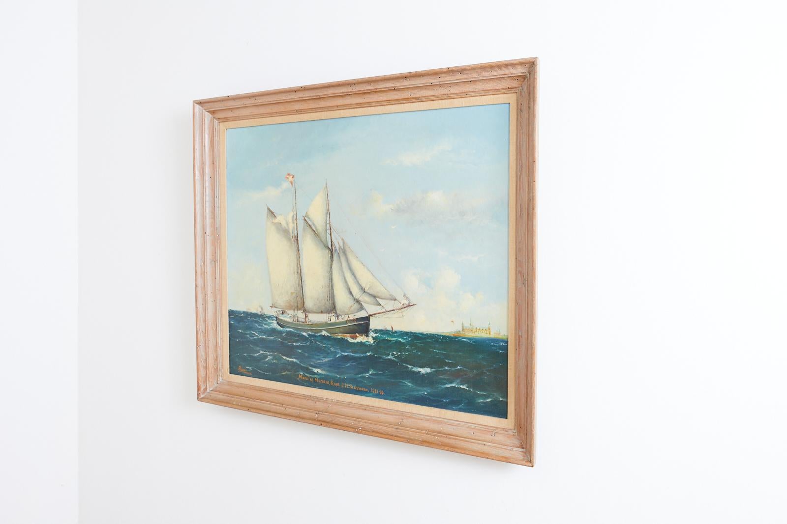 Impressionnante peinture à l'huile sur toile d'un navire de voile danois. Signé par l'artiste en bas à gauche et noté comme Marstal Denmark avec le nom et la date du capitaine du début du XXe siècle. L'art mesure 91::44 cm de large sur 74::93 cm de