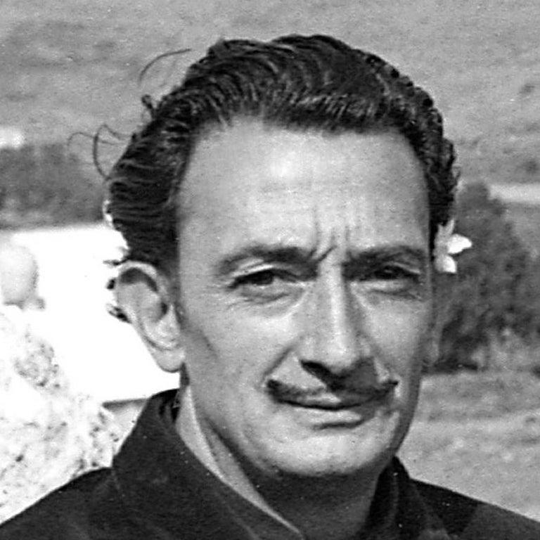 Salvador Dali 5    47 po. x 70 po. - Gris Still-Life Photograph par Jose Luis Beltran Gras