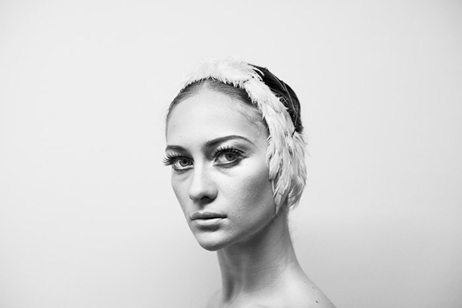 Black and White Photograph Andrea Santoloya - Prelude, Lenna Lenina    47 po. x 70 po. (Noir et blanc)