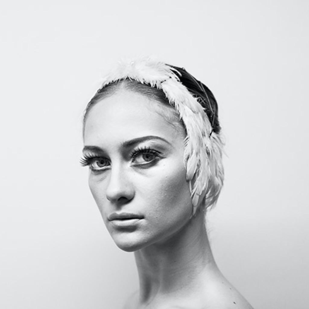 Prelude, Lenna Lenina    47 po. x 70 po. (Noir et blanc) - Performance Photograph par Andrea Santoloya