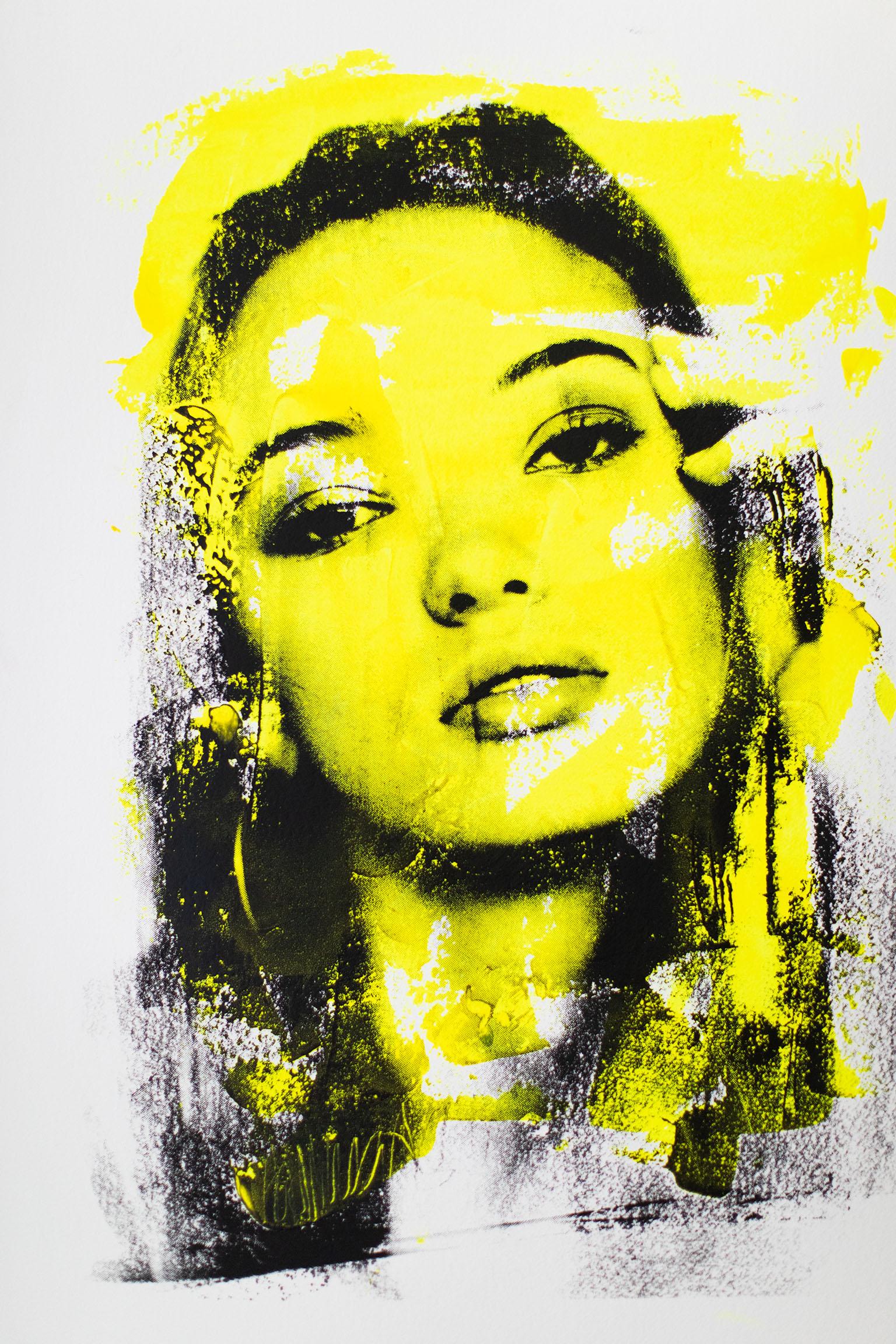 Peinture jaune, portrait Pop Art, Pop Art-Are You Still There? en jaune - Mixed Media Art de Addison Jones