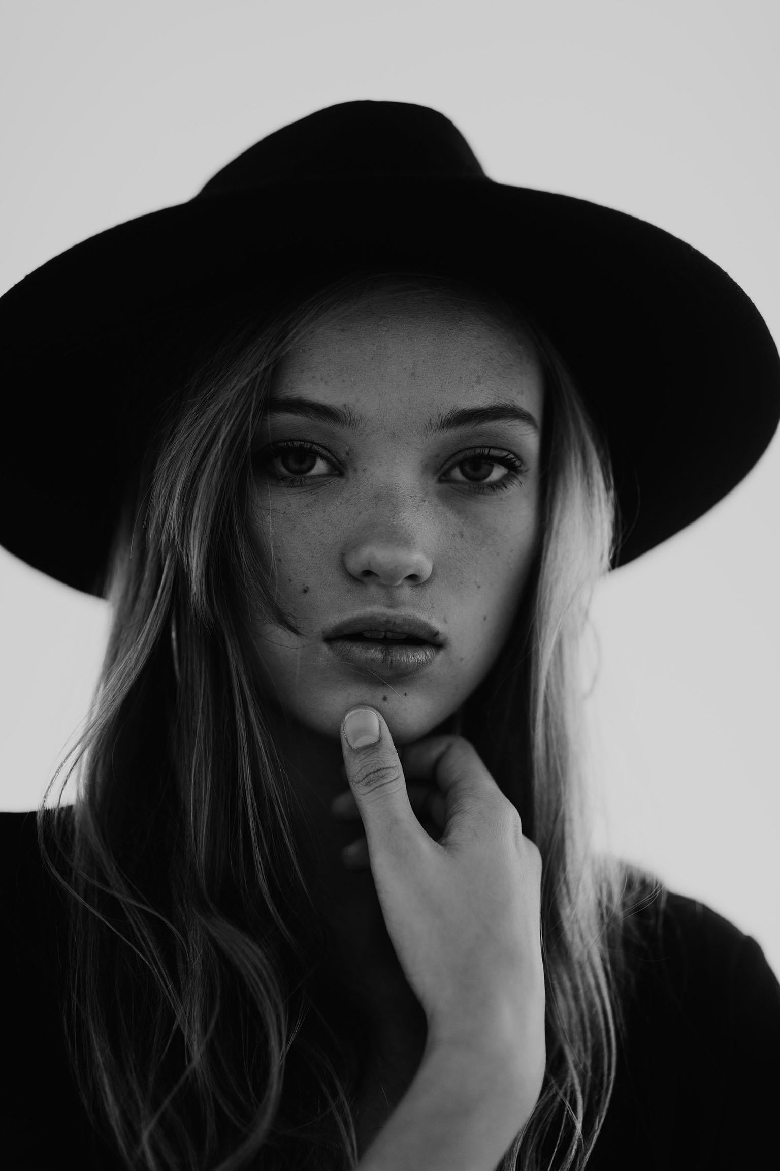 Arte moderna, arte del ritratto, pittura in bianco e nero-Grandi cappelli e sfondi neri in vendita 4