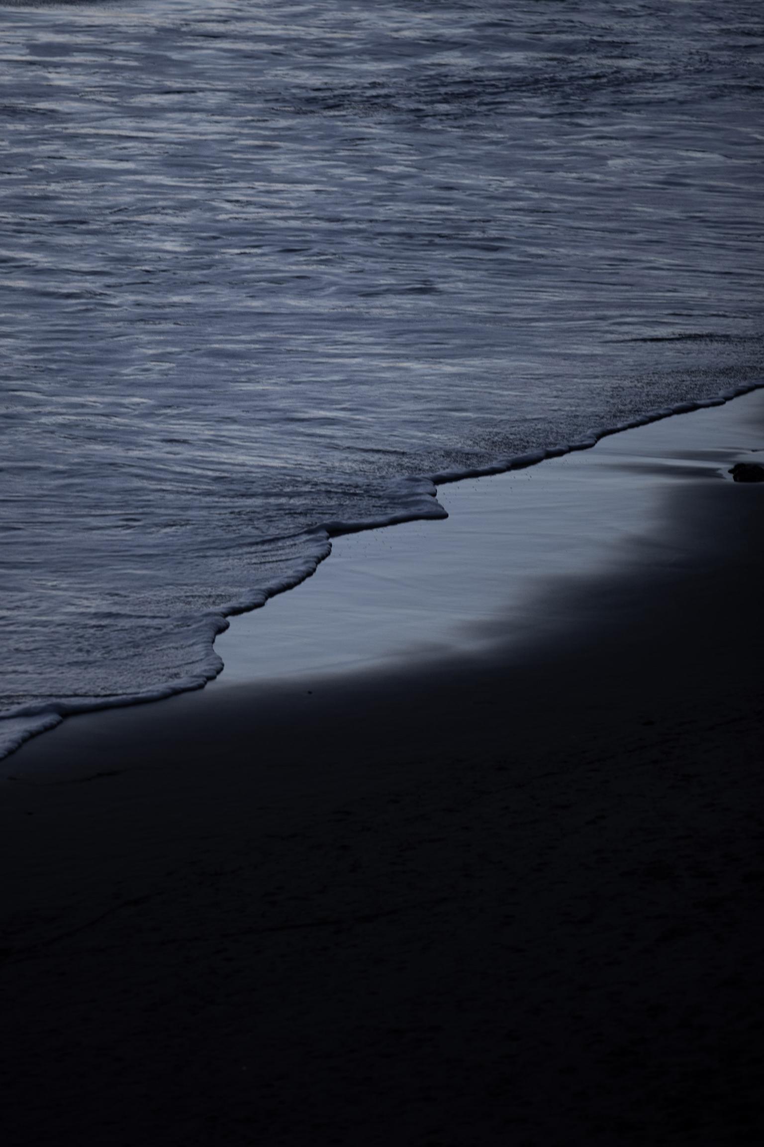 Color Photograph Addison Jones - Photographie de plage, photographie d'océan, photographie bleue - vagues bleues