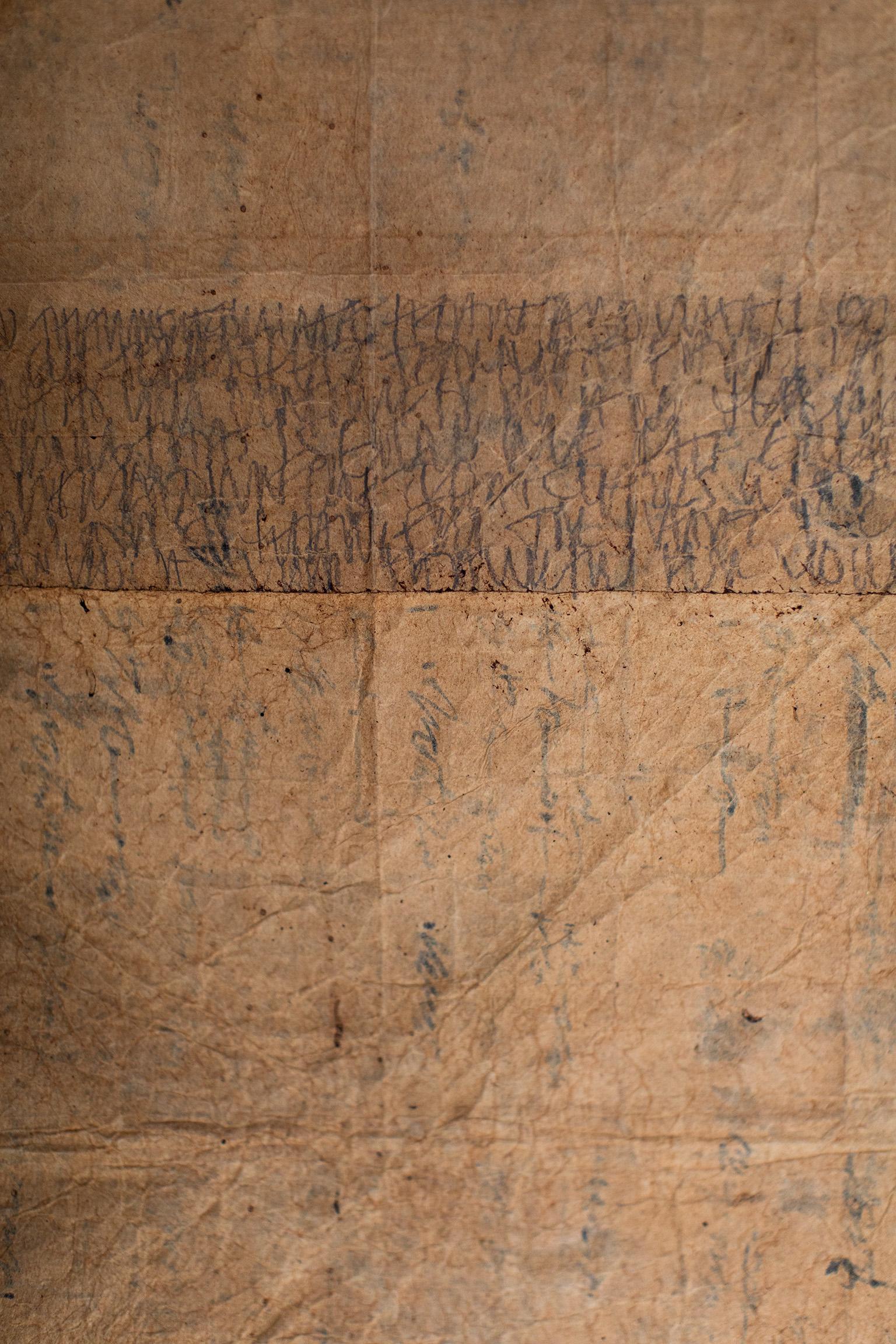 Contemporary Art, Antikes Japanpapier, Textilkunst - ungeschriebene Geschichte

A B O U T H I E S P I E K E :
Dieses 100 Jahre alte, ganzheitlich gefärbte Papier wurde im alten Japan zum Einwickeln von Textilien verwendet. Dieses Stück ist mit