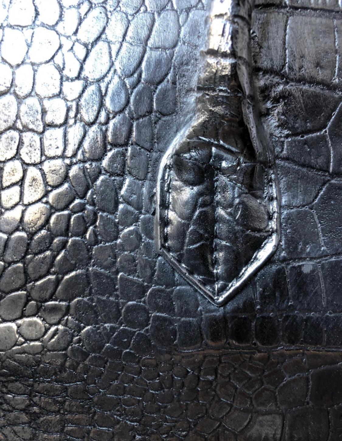 Birkin Mon Amour, Birkin Pour Toujours “Birkin for Ever” is a sculpture bag in aluminium crocodile print, signed Oskian.
The french artist Love to work with aluminium cast, he is specializing in animals real size sculpture and monumental pieces.