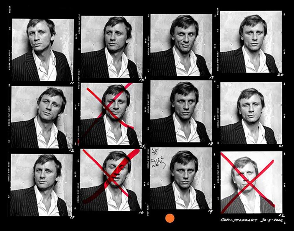 Portrait Photograph John Stoddart - Daniel Craig Contact Sheet (édition limitée à 25 exemplaires) - Photographie de célébrités