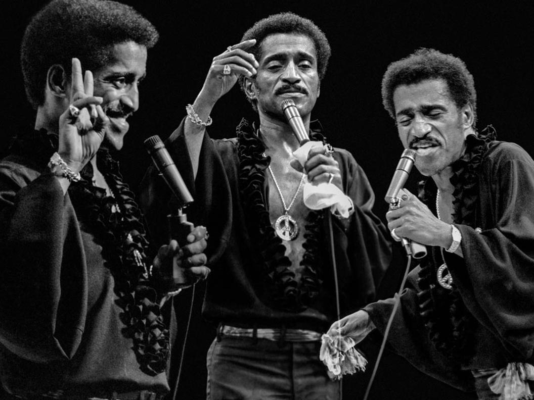 Sammy Davis Trio ( Limitierte Auflage von 25 Stück, Nr. 25–25) – ikonische Celebrity-Druckgrafiken – Photograph von Barry Kramer