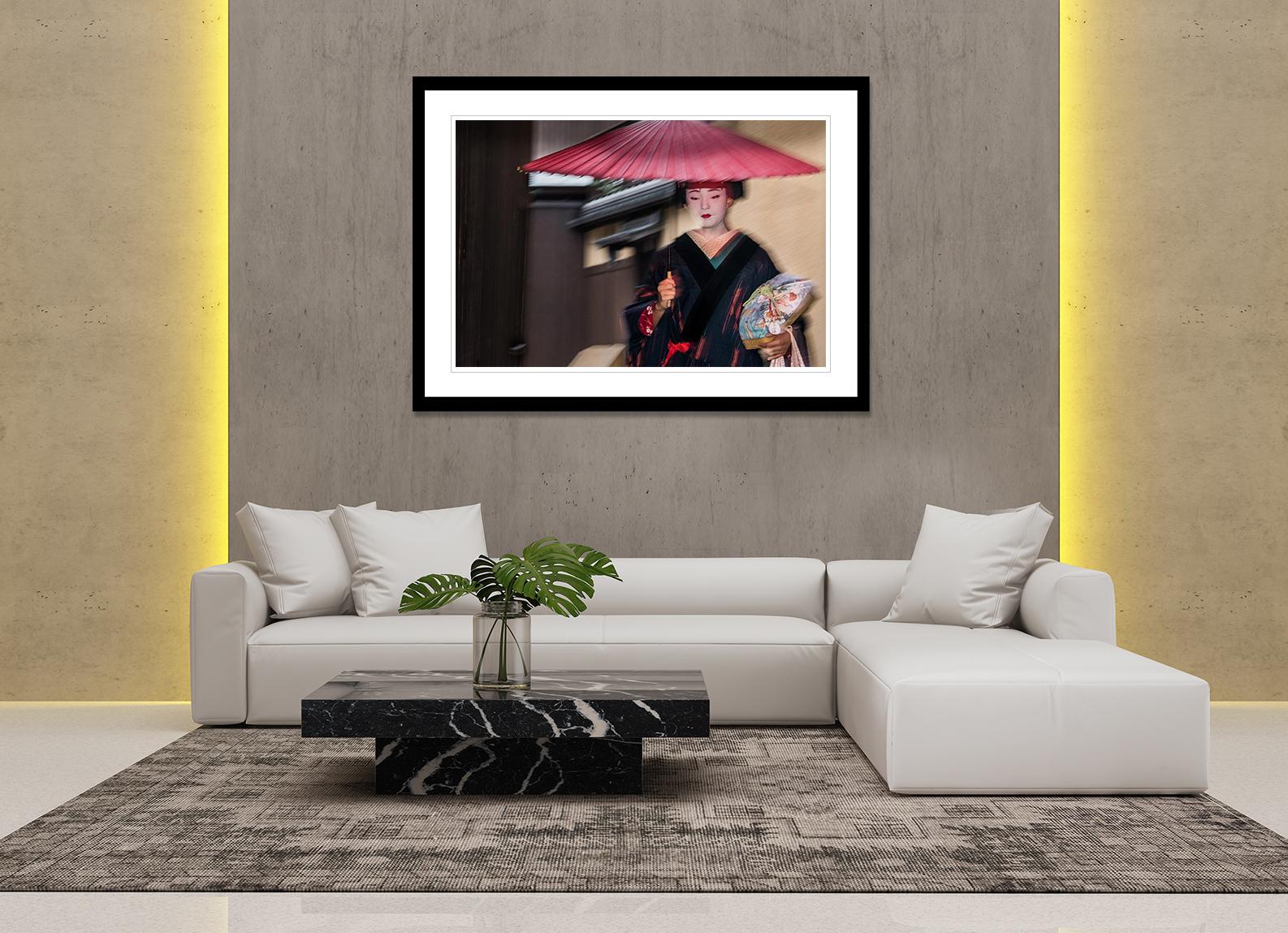 Geisha bajo la lluvia (A) - Edición limitada de 15 - Fotografía de la cultura japonesa - Photograph de Dorte Verner