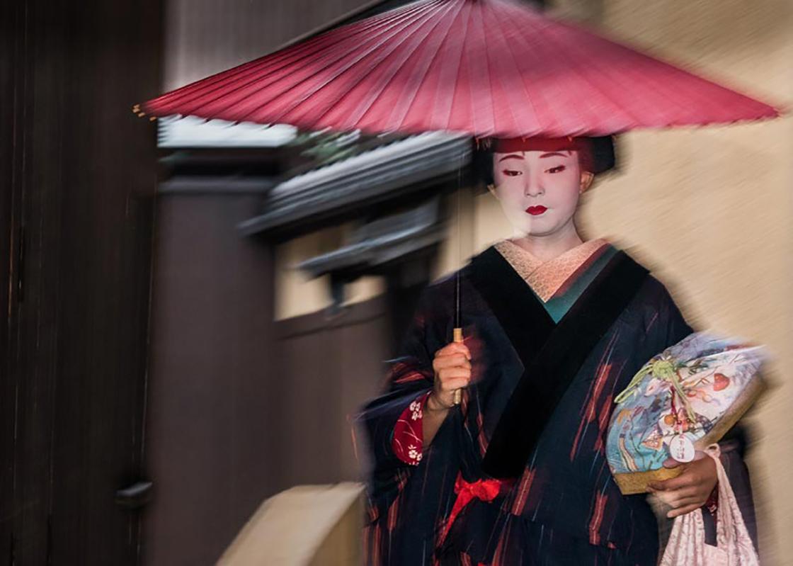 Dorte Verner Figurative Photograph - Geisha in the Rain (A) - Limited Editions of 15 - Japanese Culture Photography