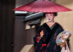 Geisha im Regen (A) – limitierte Auflage von 15 Stück – japanische Kulturfotografie