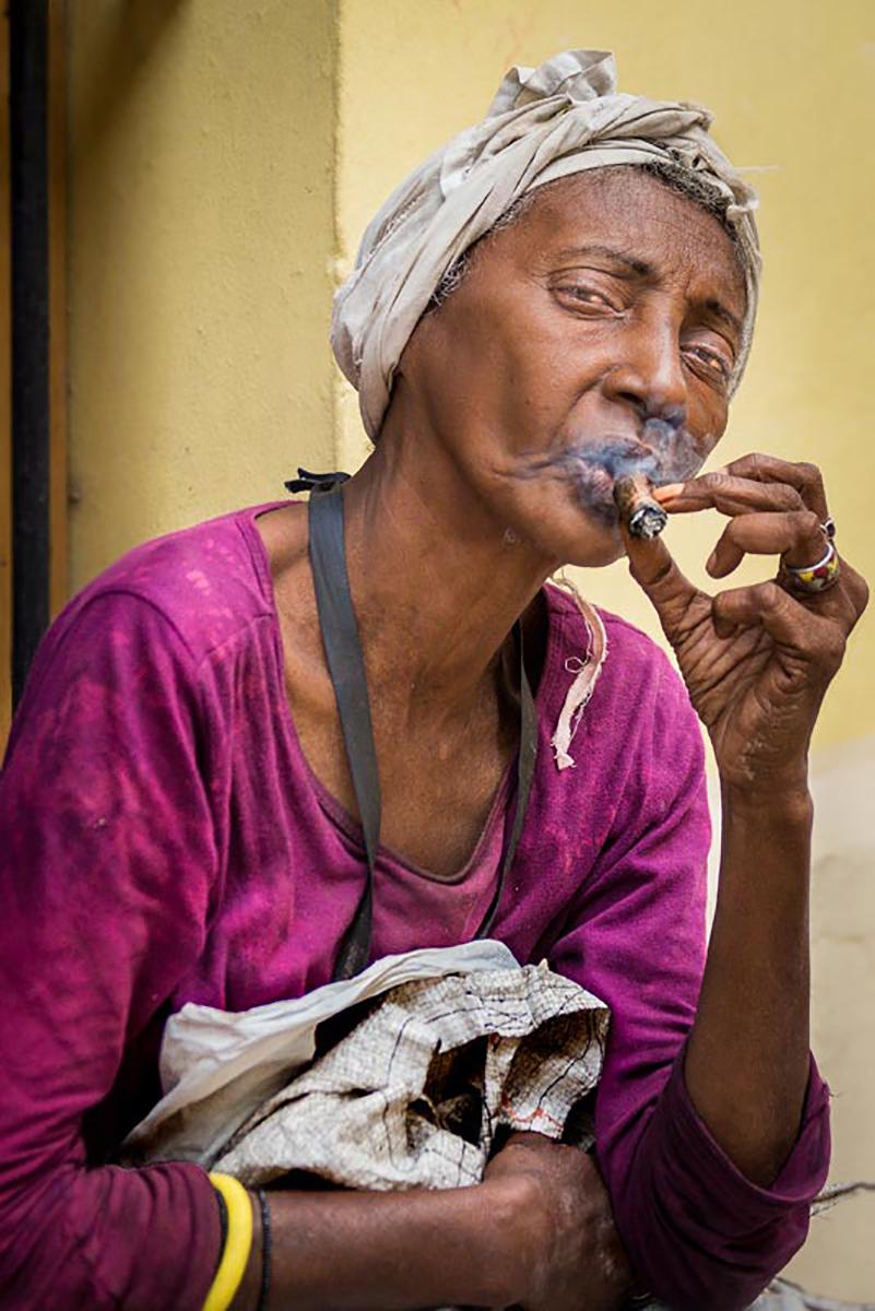 Dorte Verner Color Photograph – Smoking Woman - Limitierte Auflage von 15 Exemplaren