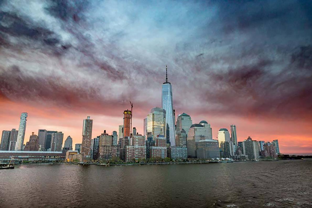 Viet Chu Color Photograph – Sky Rise, NYC ( Limitierte Auflage von 25 Stück) – Skyline and Architecture