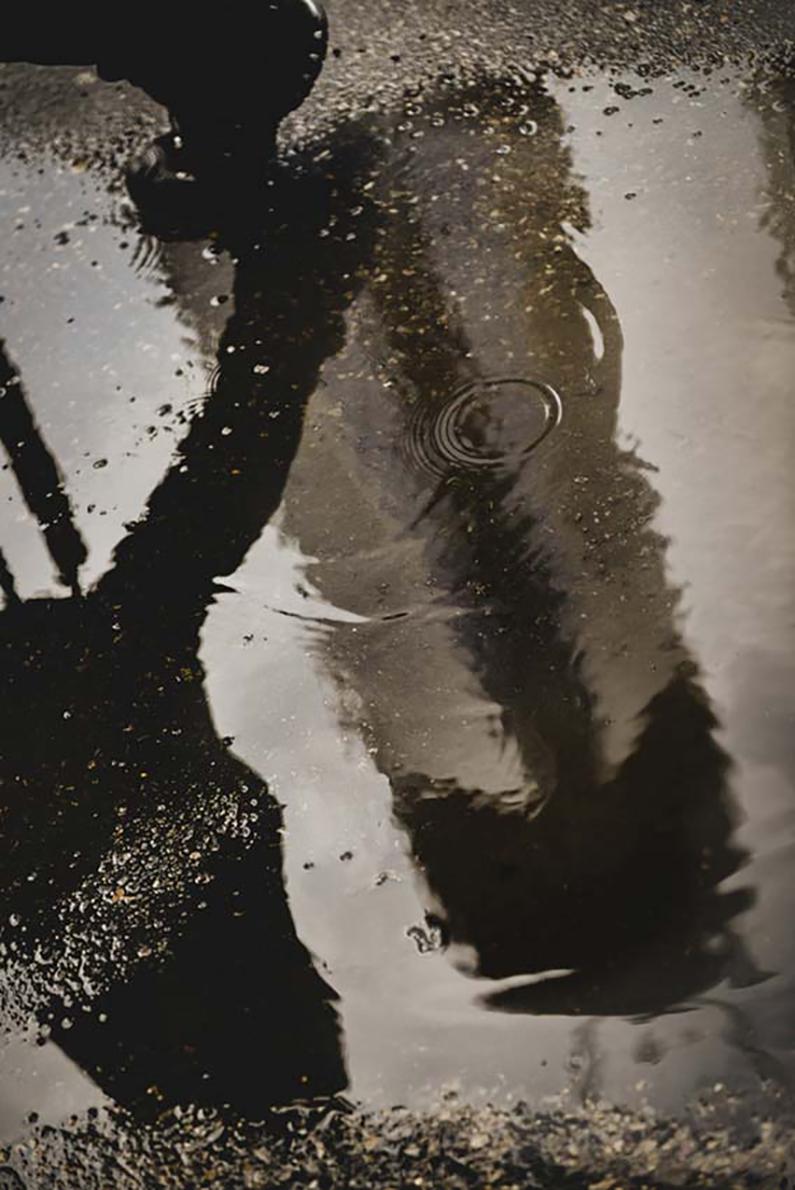 Der in New York City ansässige Tier- und Straßenfotograf Viet Chu hat dieses Straßenfoto mit den Schatten von Spaziergängern in New York City aufgenommen.  Diese Alltagsszene aus einer Stadtstraße wurde in einer kantigen Dimension mit braun-rostigem
