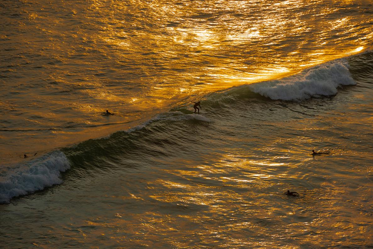 Sunset Surfing ( Limitierte Auflage von 10 Stück), 76,2 x 76,2 cm (30 x 40 Zoll) – Ozeanfotografie