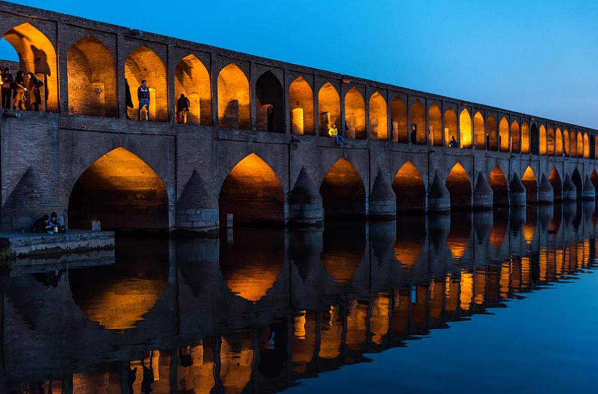 La fin du soir sur le pont, Esfahan, Iran - Éditions limitées de 10, 30x40 pouces.