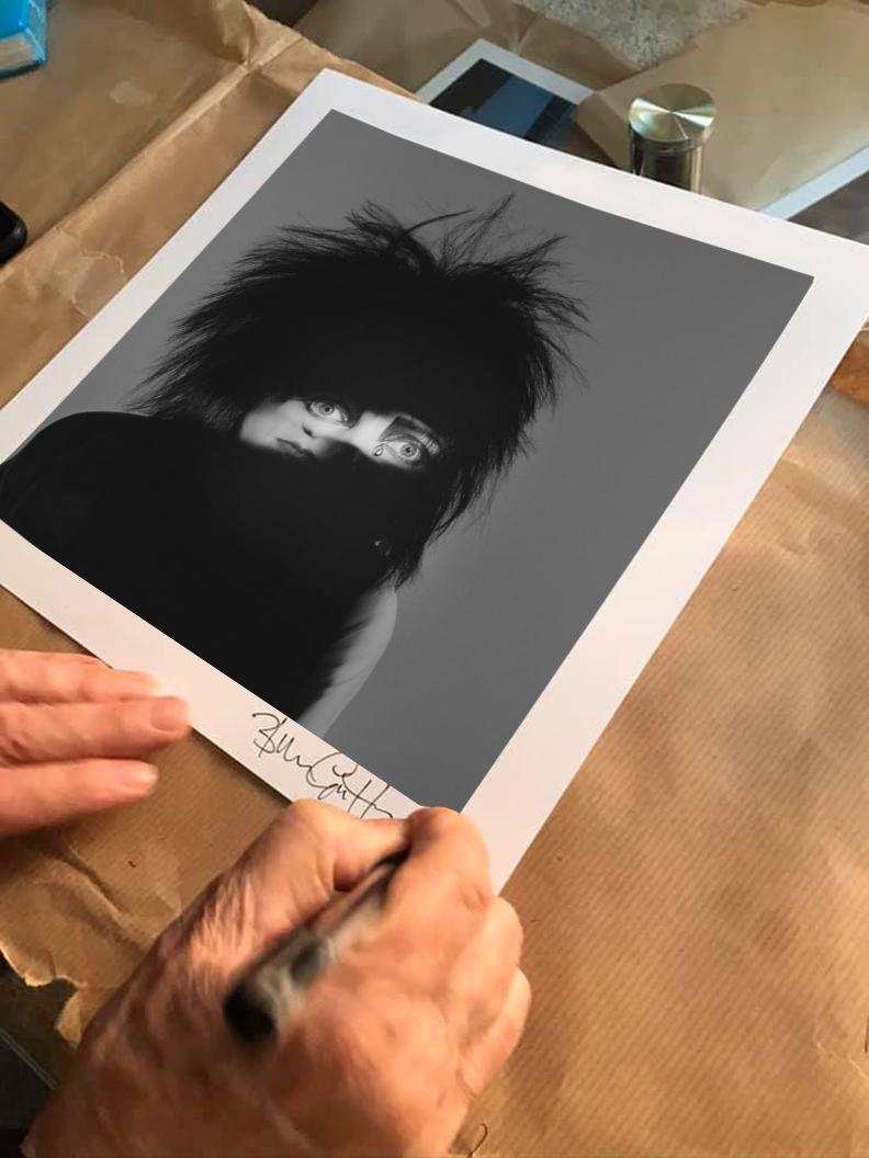 Siouxsie Dazzle (Edición limitada de 10) - 20 x 24 In. Fotografía de famosos - Photograph de Brian Griffin