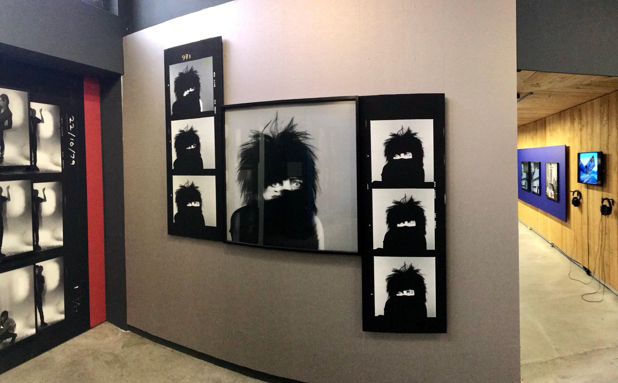 Siouxsie Dazzle (Edición limitada de 10) - 20 x 24 In. Fotografía de famosos - Portrait Photograph Gris de Brian Griffin