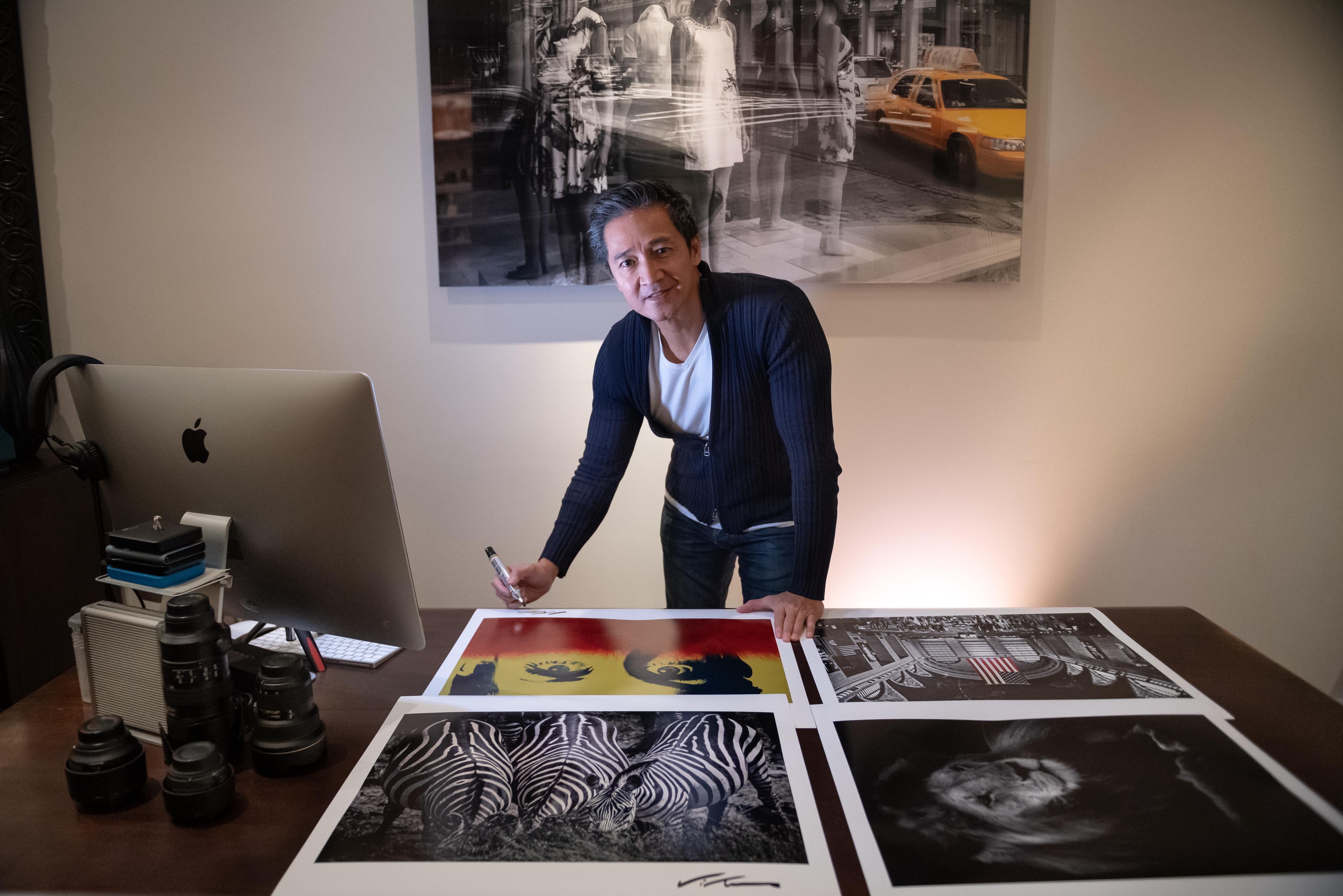 Getting Twiggy With It (édition limitée à 10 exemplaires), 76,2 x 101,6 cm - Contemporain - Photograph de Viet Chu