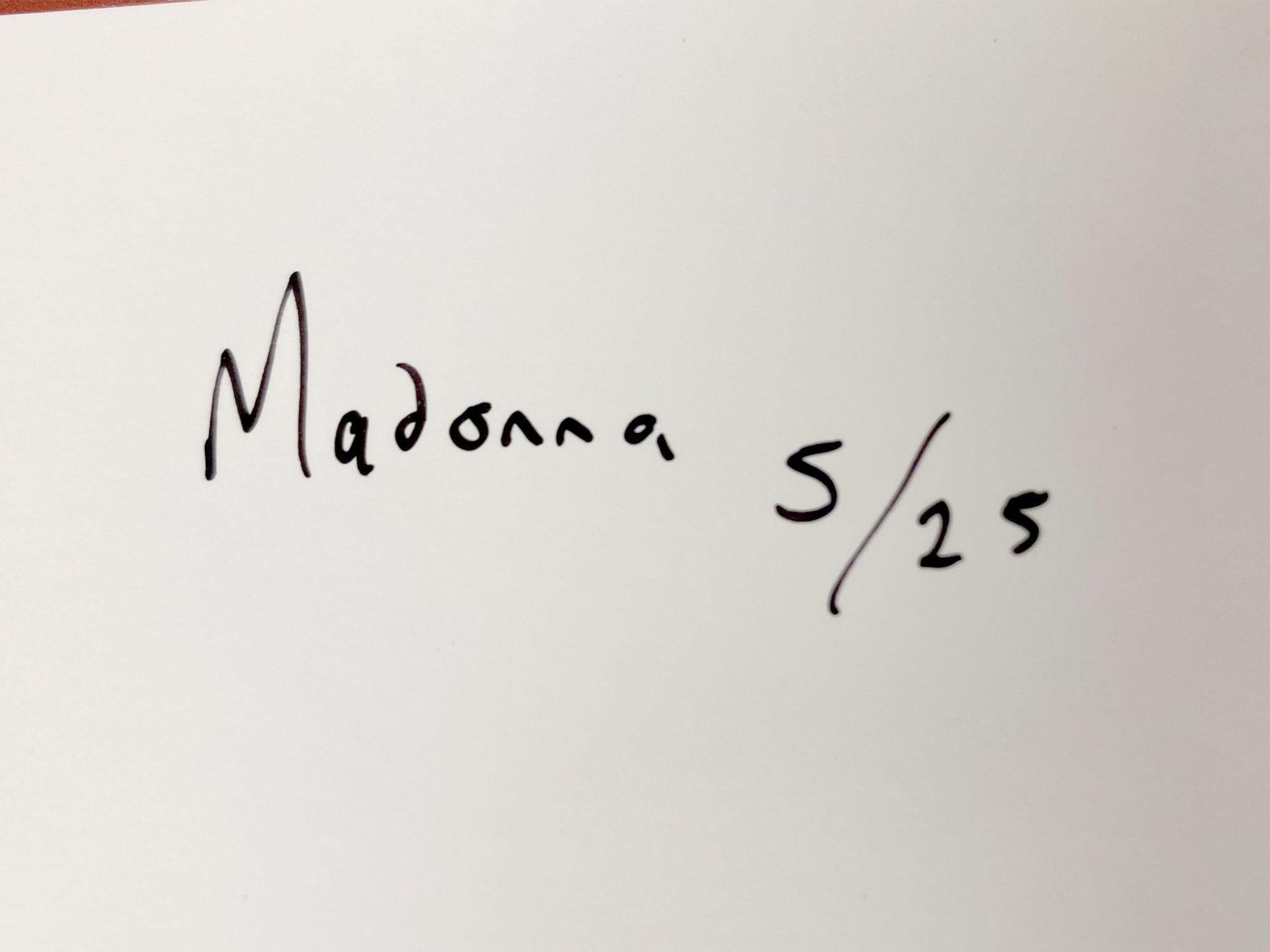 Dieses Studioporträt von Madonna wurde 1984 von dem britischen Star-Fotografen Brian Aris in den Holborn Studios in London aufgenommen. Das Foto wurde dann von Brians Frau Linda Aris mit goldenem Glitter übermalt, um den 