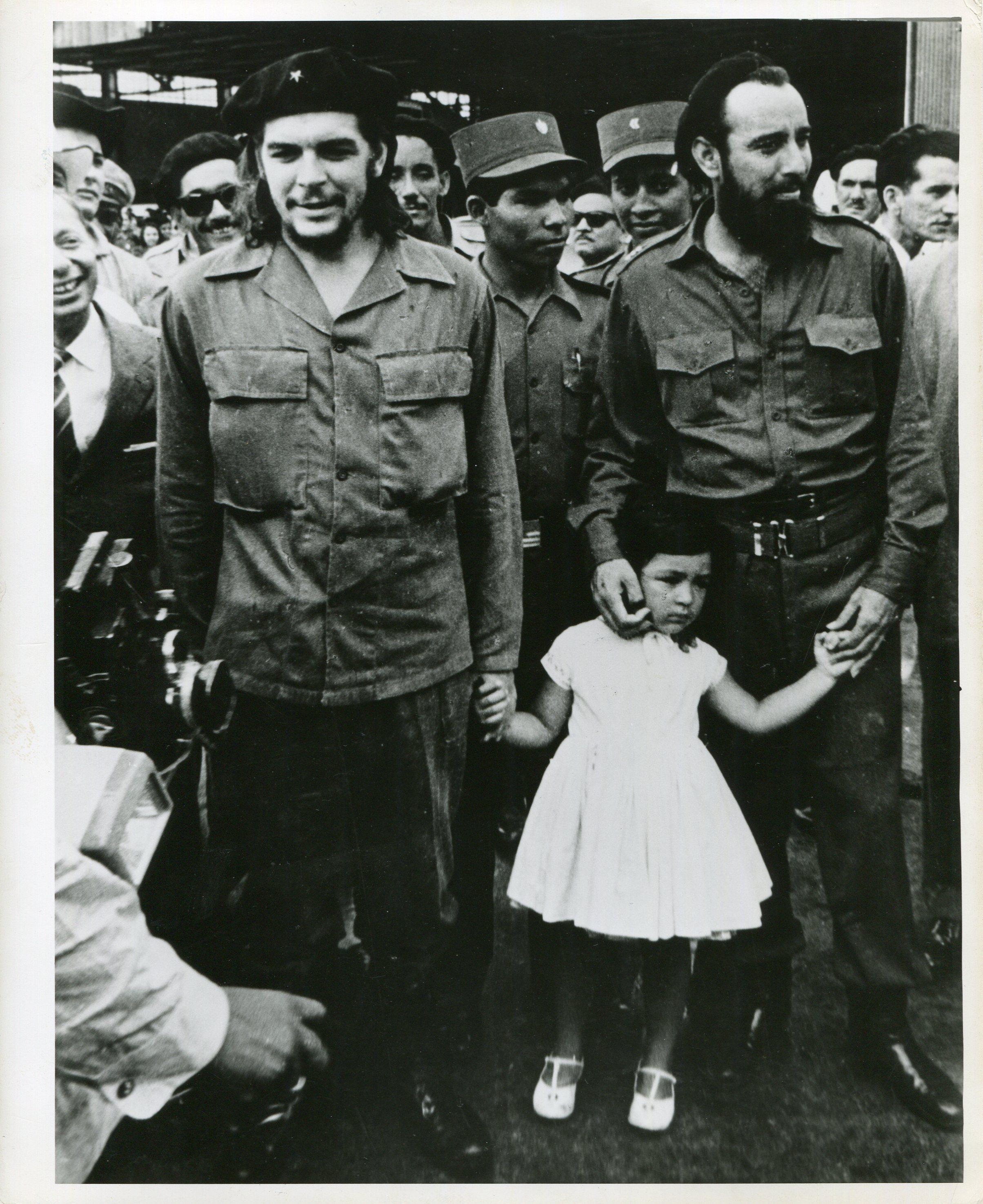 Osvaldo Salas Portrait Photograph - Che Guevara with his daughter