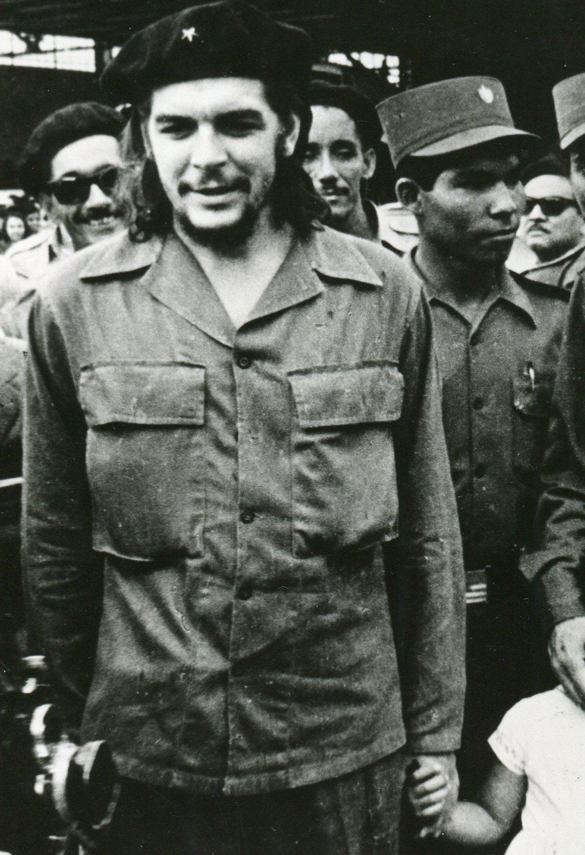 Che Guevara con la figlia - Photograph Moderno di Osvaldo Salas