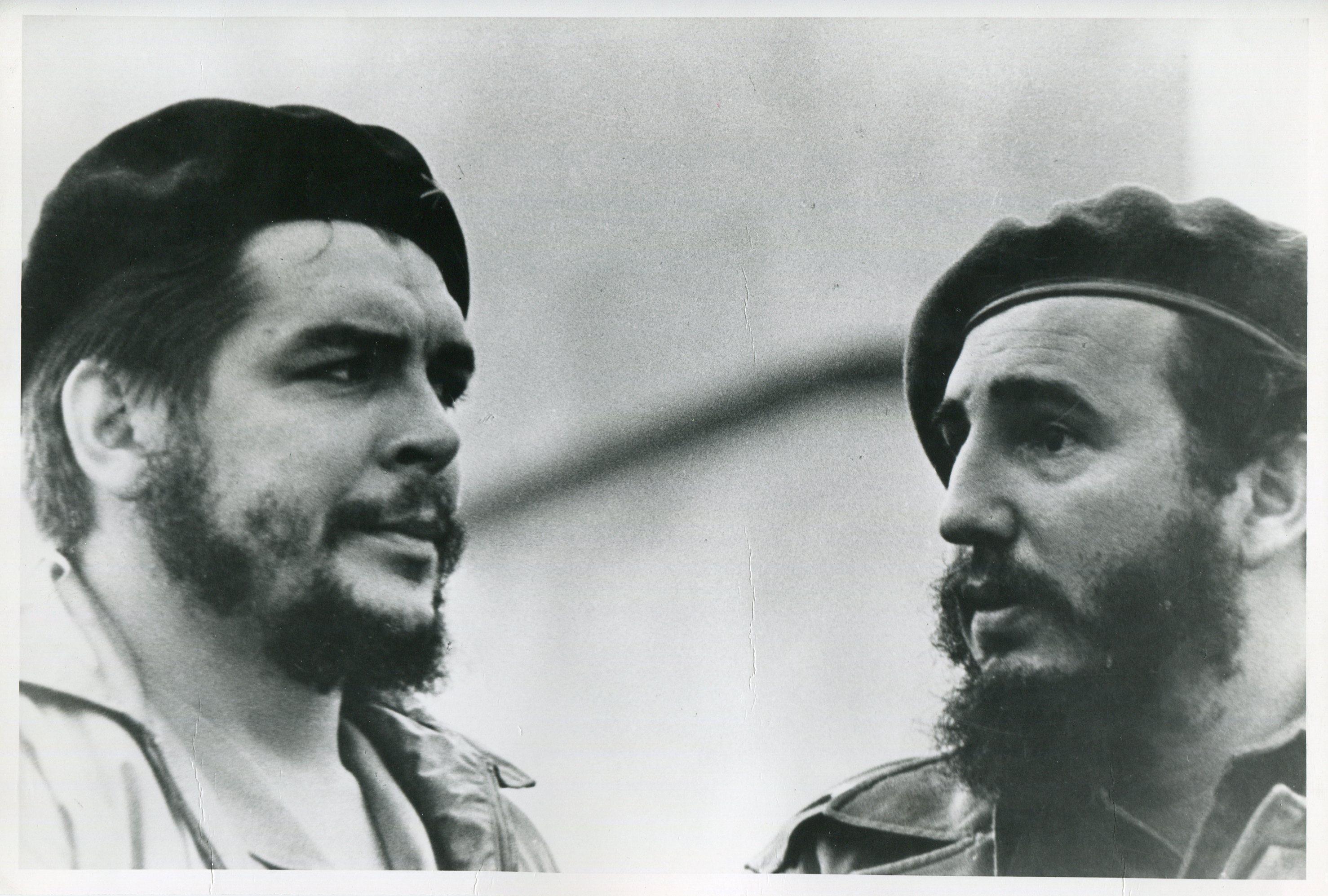 Osvaldo Salas Black and White Photograph – Che Guevara und Fidel Castro