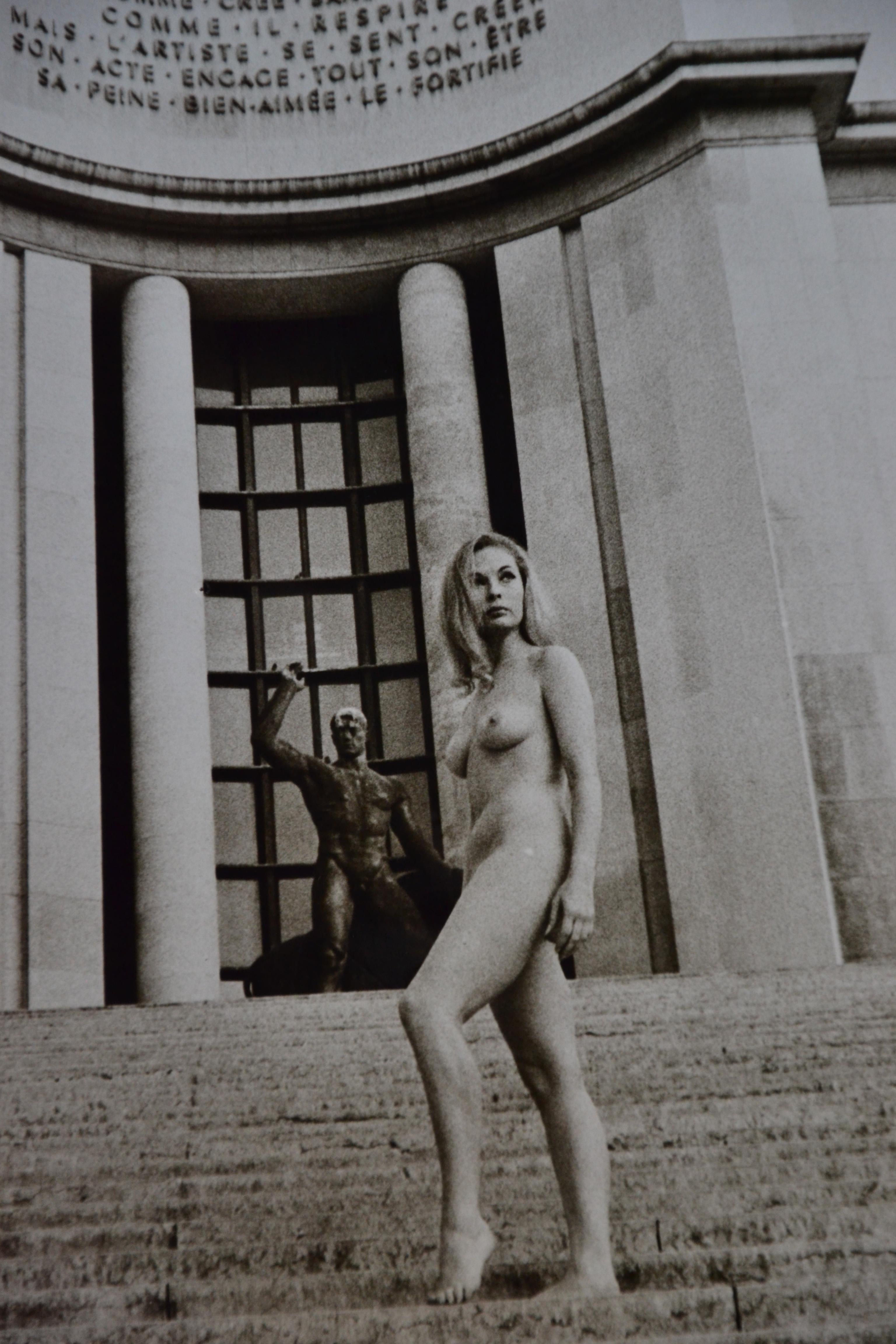Die Pariser Schule  - Nackt vor dem Muse de lHomme – Photograph von Ghnassia