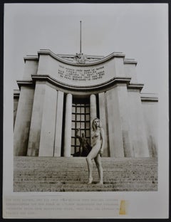 Paris  - Nude in front of Musée de l´Homme