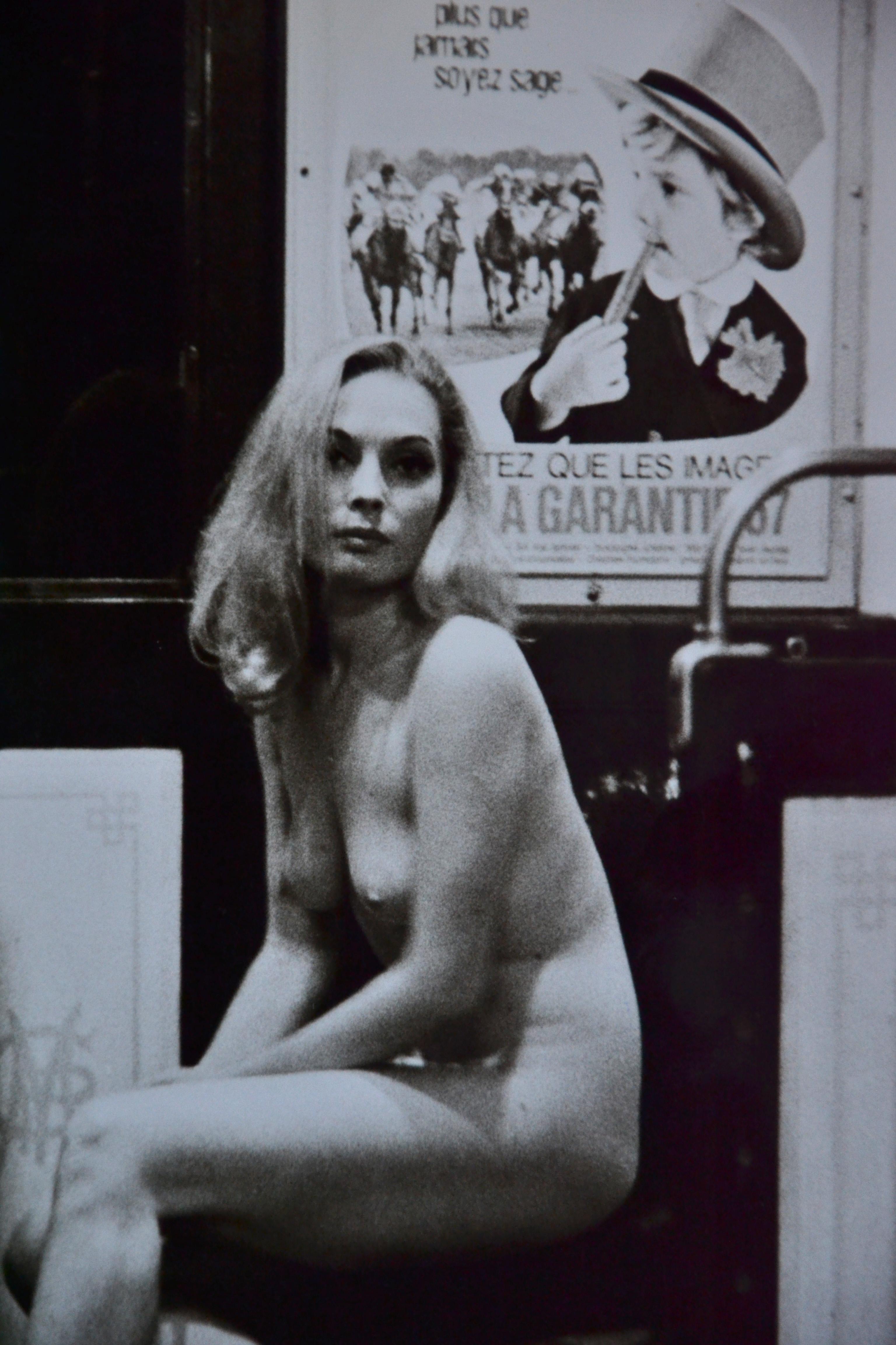 Paris  - Nude in Metro - Photograph by Ghnassia