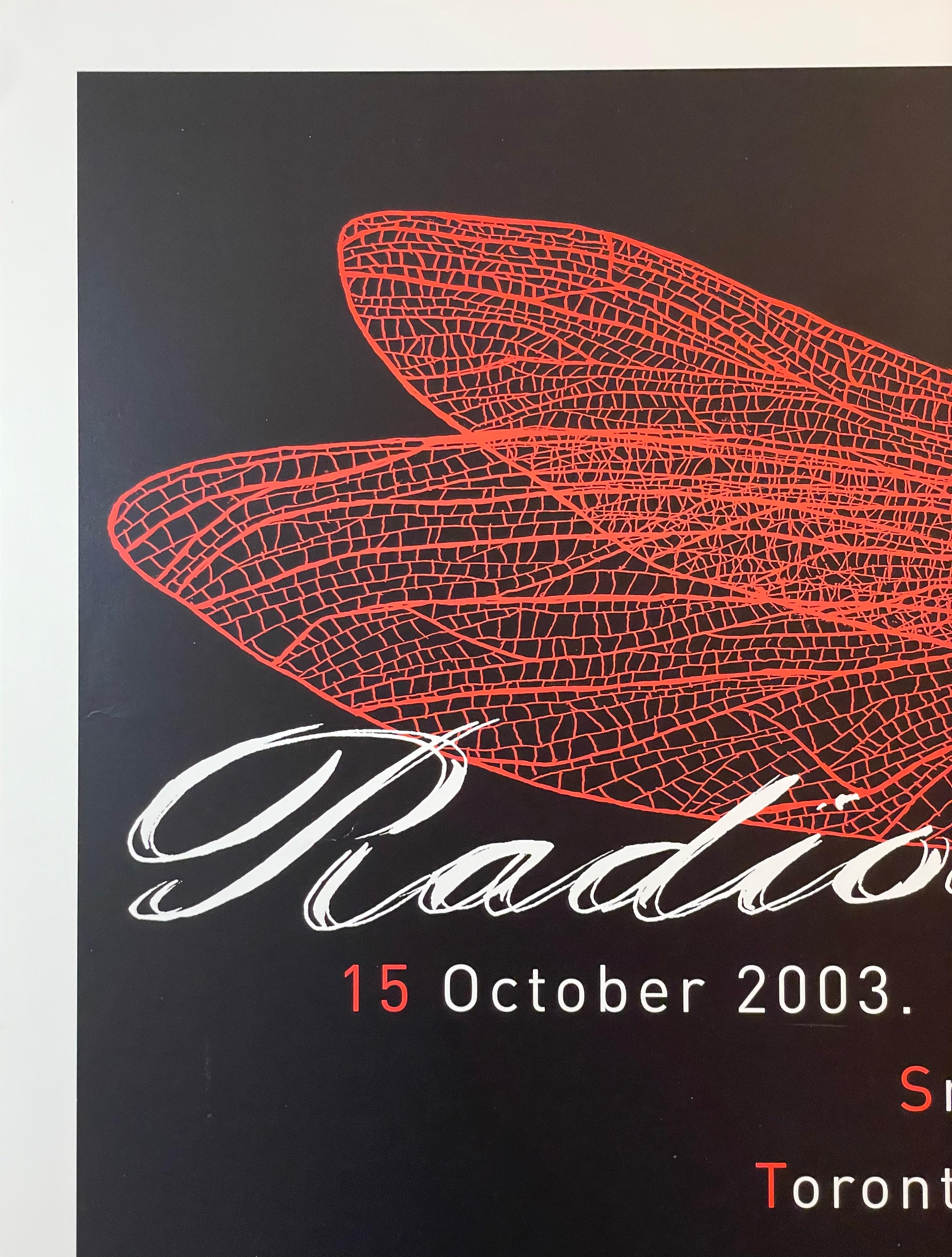 Stampa Radiohead Toronto firmata
Materiali:
Serigrafia
Dimensione
20 × 28 in  50.8 × 71.1 cm
Rarità

Edizione di 500

Condizioni prossime alla menta.
Firma:
Stampa della mostra dallo Skydome di Toronto, 2003 Firmata a matita