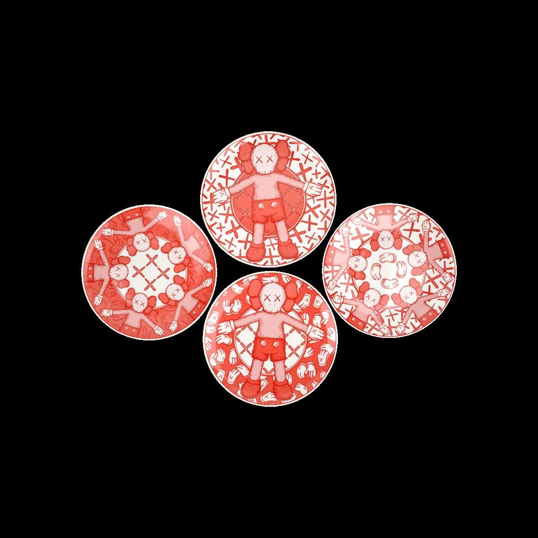 ~KAWS
Brian Donnelly
"KAWS Set de 4 assiettes rouges en céramique"
~Monnaie, Authenticité et exclusivité au Qatar~

Brian Donnelly est actuellement plus connu sous le nom d'artiste KAWS. KAWS est un artiste basé à New York qui s'est fait un nom en