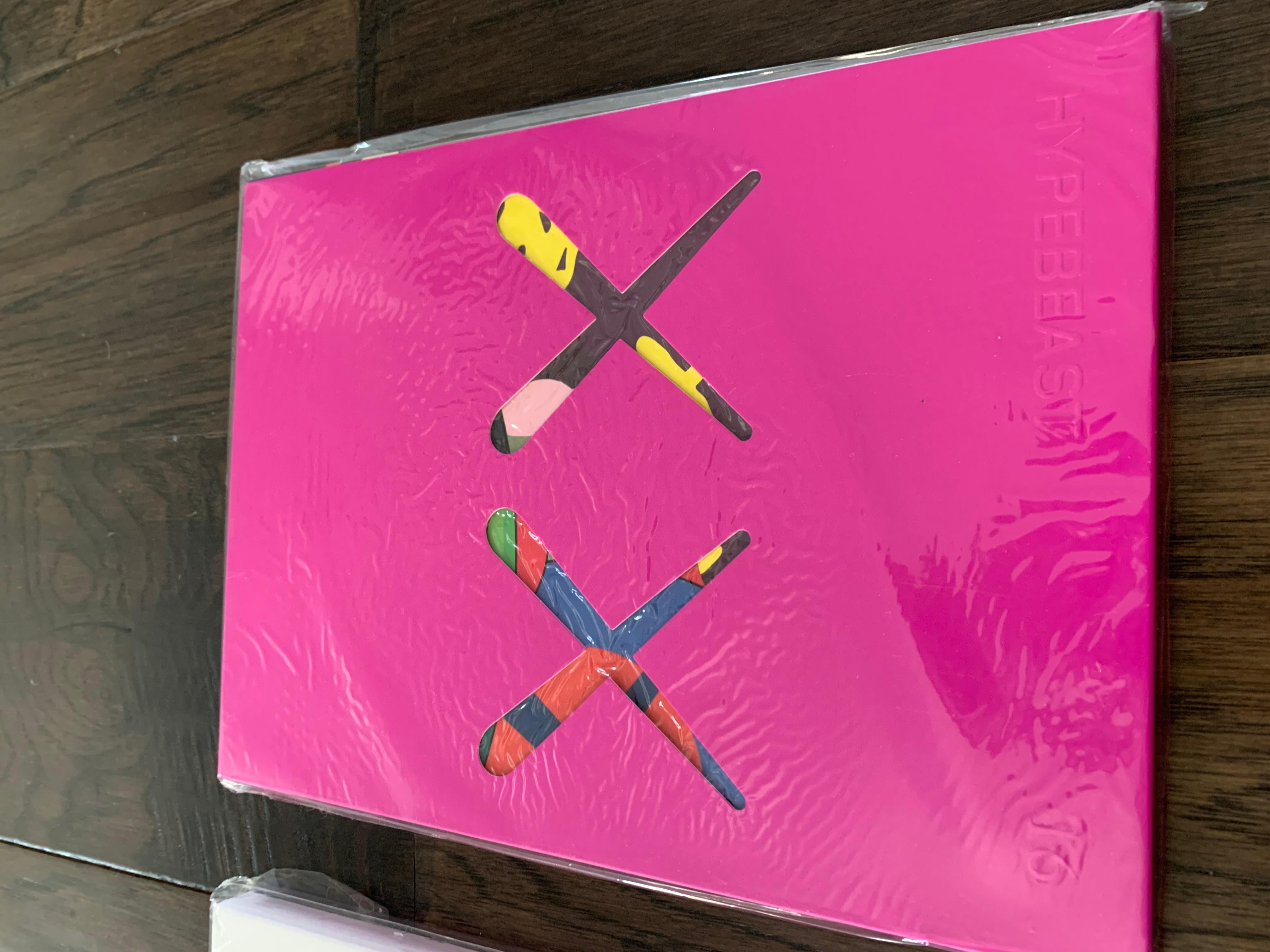Hypebeast Projection-Ausgaben mit rosa Deckel und weißem Cover von KAWS im Angebot 2